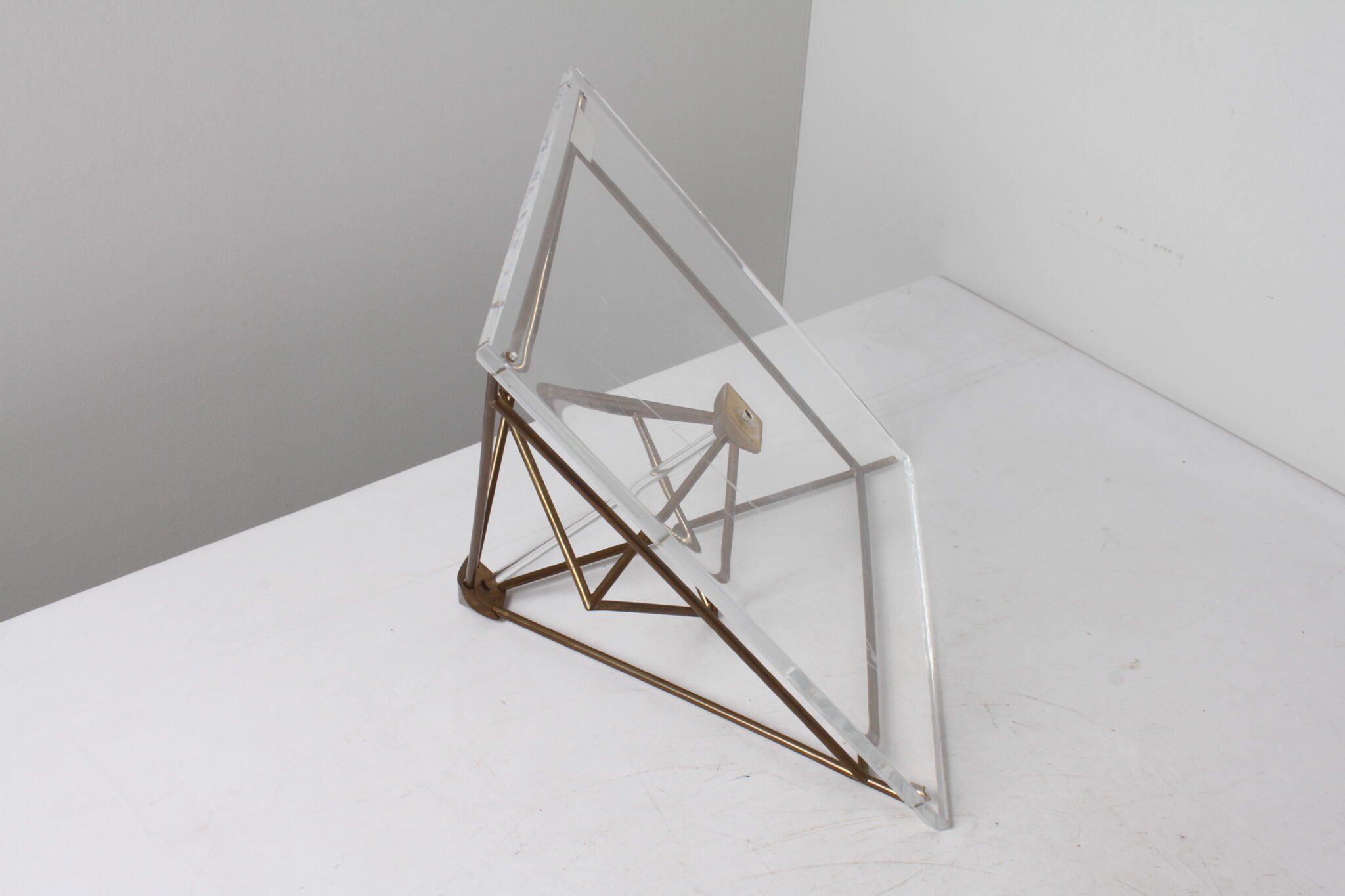 Pyramide énergétique Kyborg en plastique et métal (1)