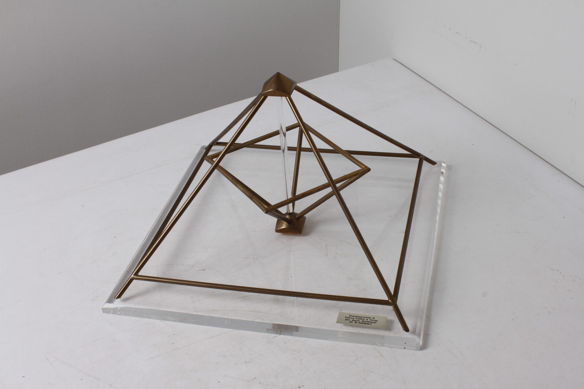 Pyramide énergétique Kyborg en plastique et métal (2)