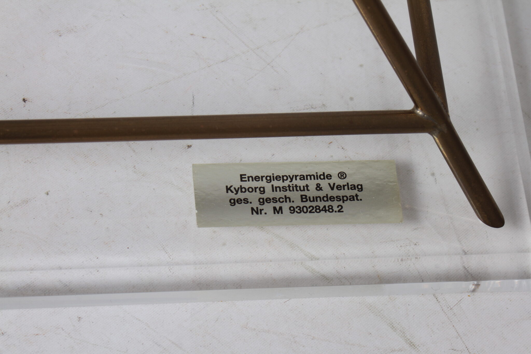 Pyramide énergétique Kyborg en plastique et métal (4)