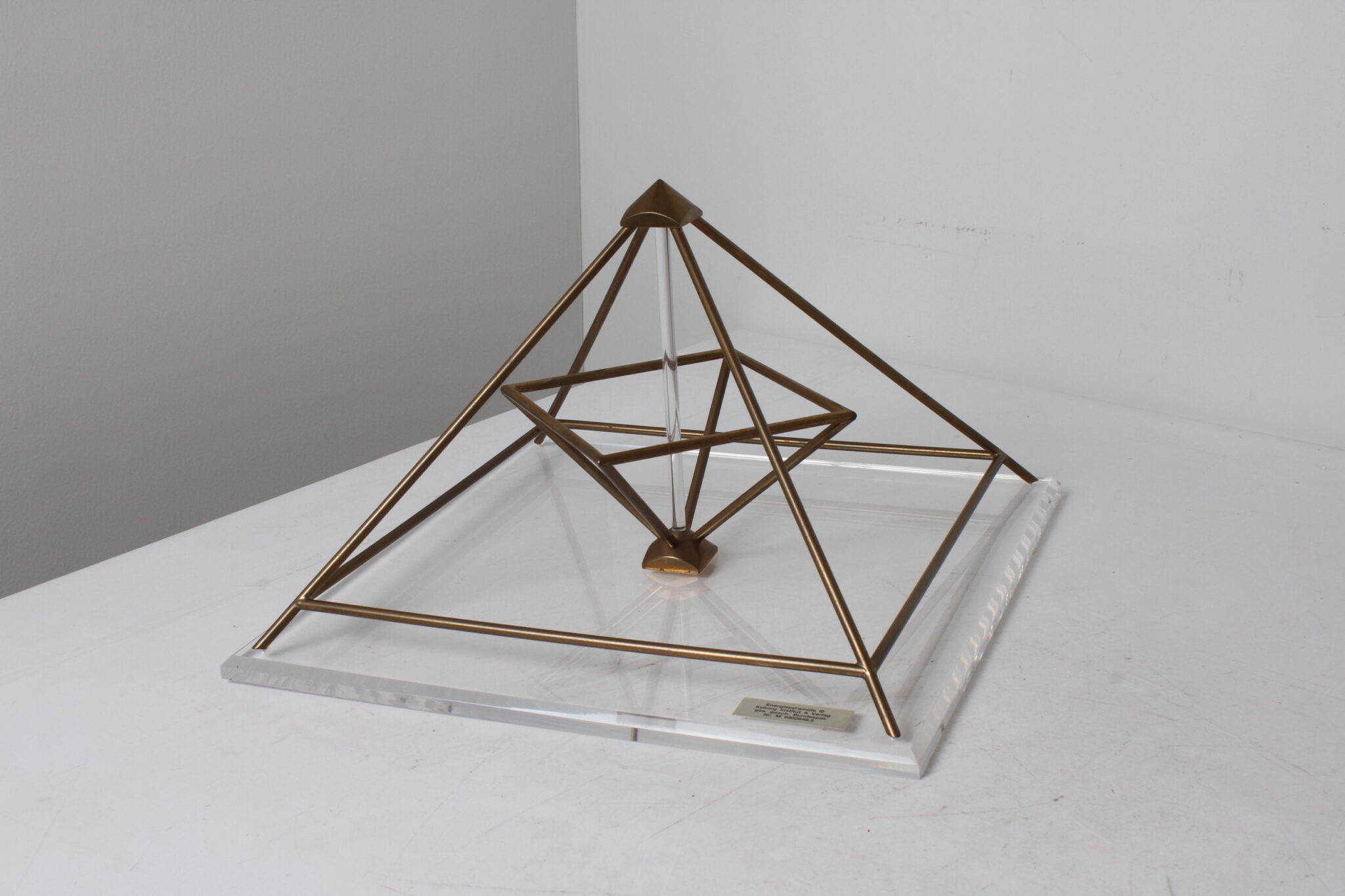 Pyramide énergétique Kyborg en plastique et métal (5)