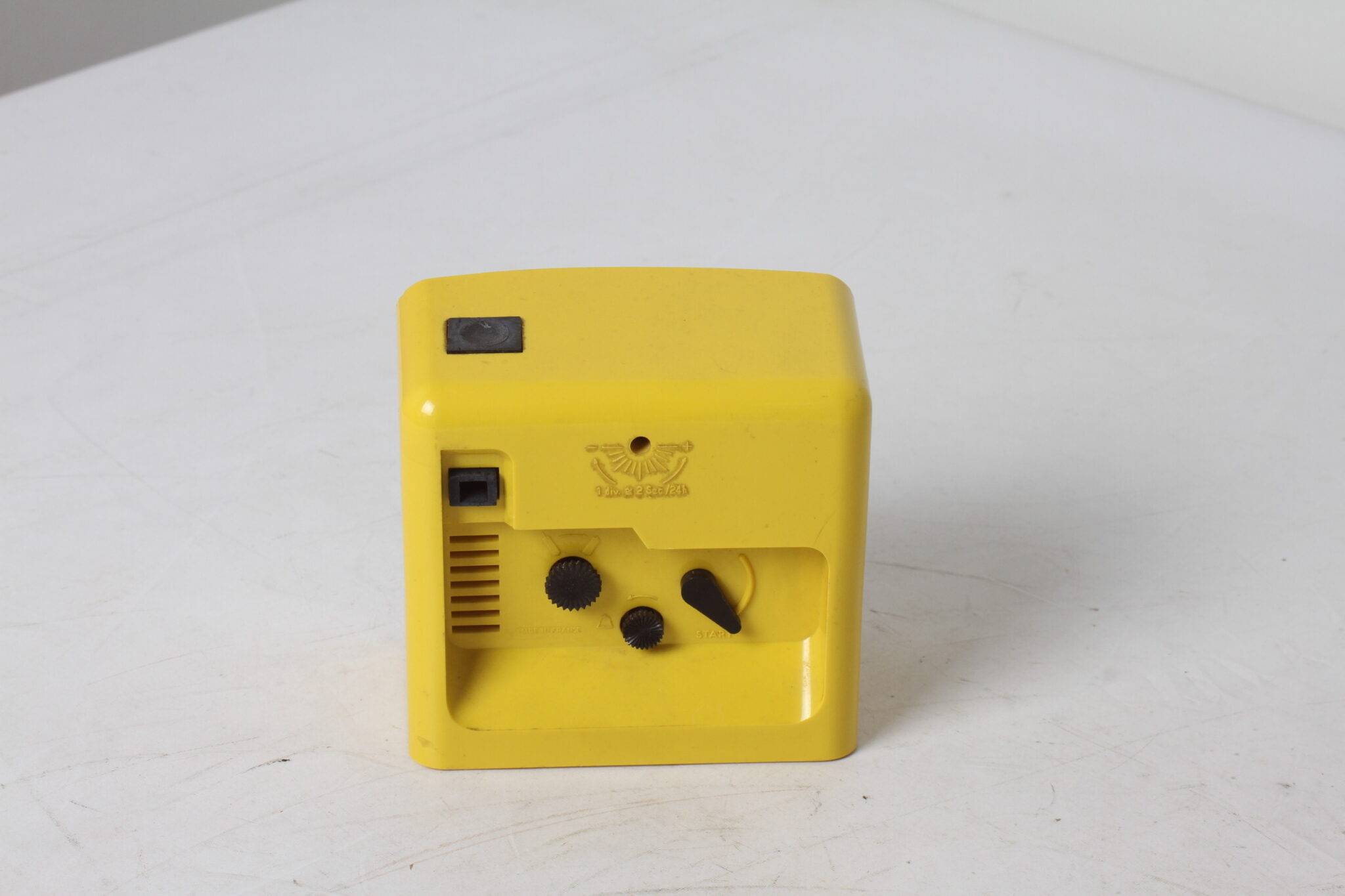 Réveil vedette en plastique de jaune (4)