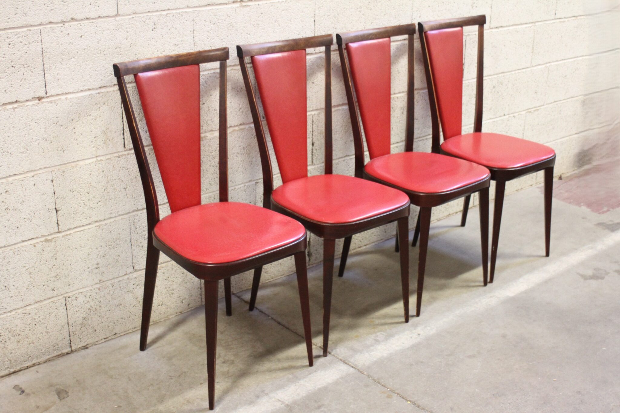 serie-de-4-chaises-vintage-style-baumann-bois-fonce-skai-rouge-mobilier-brocante-occasion-emmaus-scherwiller-etikette (2)