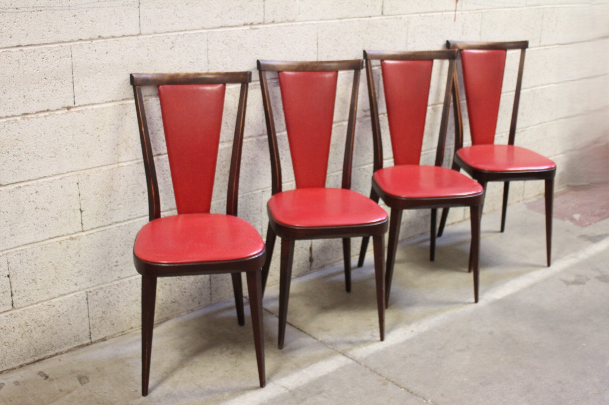 serie-de-4-chaises-vintage-style-baumann-bois-fonce-skai-rouge-mobilier-brocante-occasion-emmaus-scherwiller-etikette (3)