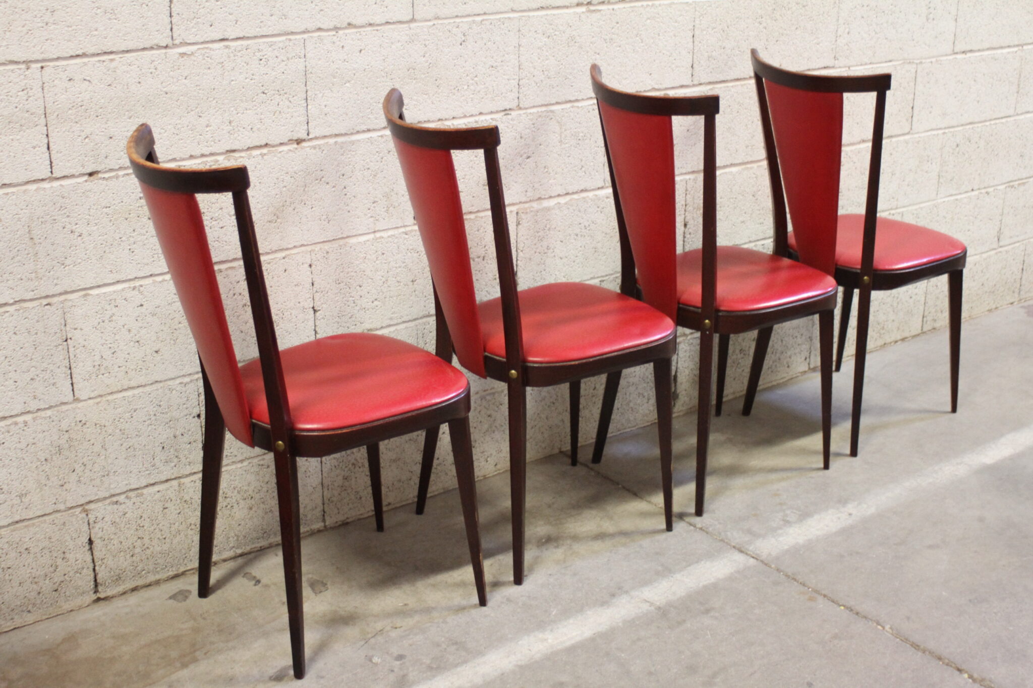 serie-de-4-chaises-vintage-style-baumann-bois-fonce-skai-rouge-mobilier-brocante-occasion-emmaus-scherwiller-etikette (4)