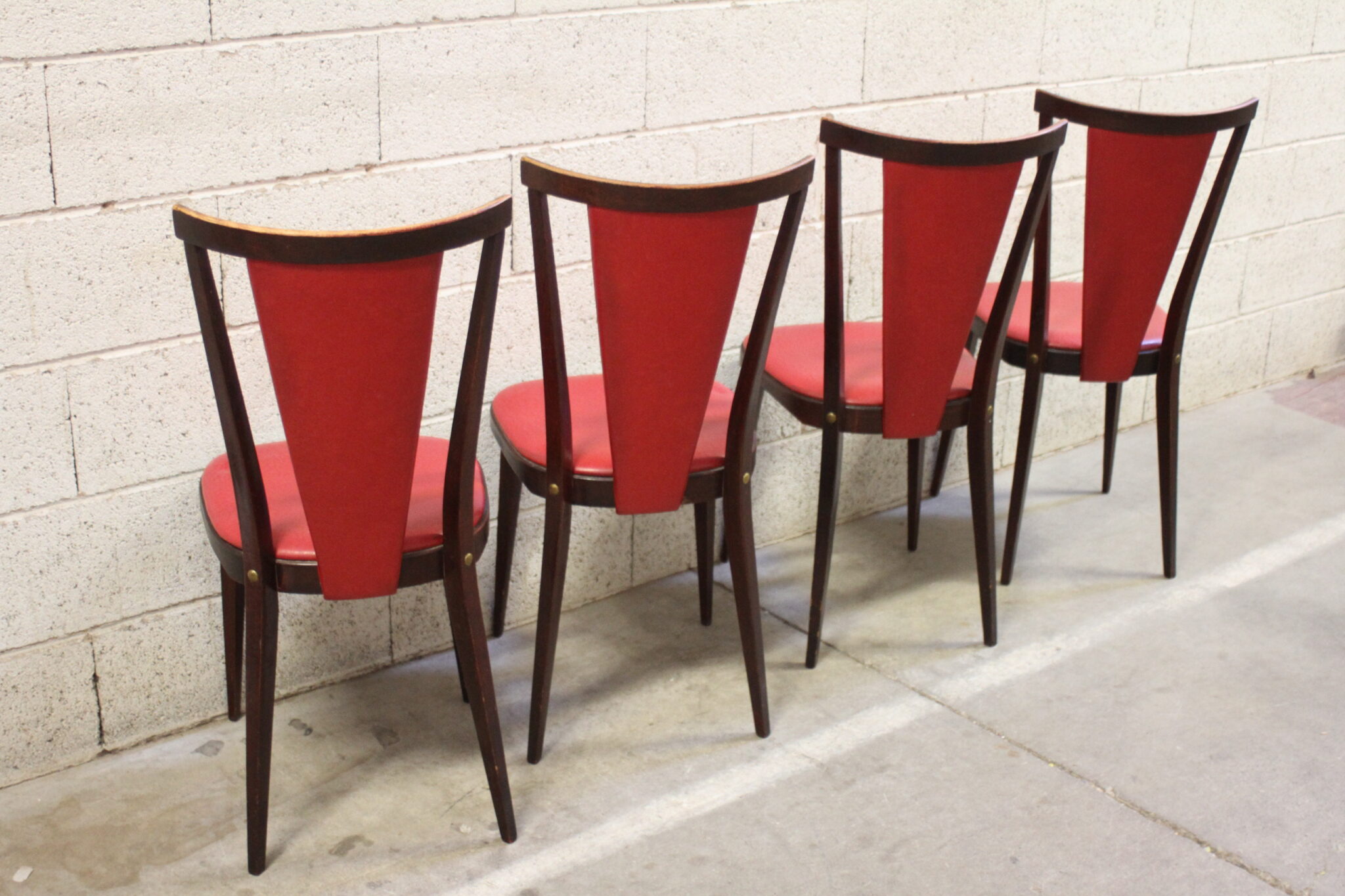 serie-de-4-chaises-vintage-style-baumann-bois-fonce-skai-rouge-mobilier-brocante-occasion-emmaus-scherwiller-etikette (5)