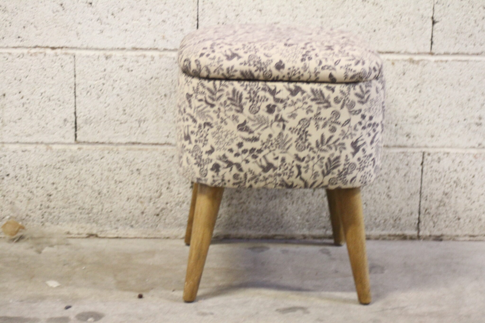 tabouret-coffre-bois-tissu-design-retro-mobilier-brocante-occasion-emmaus-scherwiller-etikette (1)