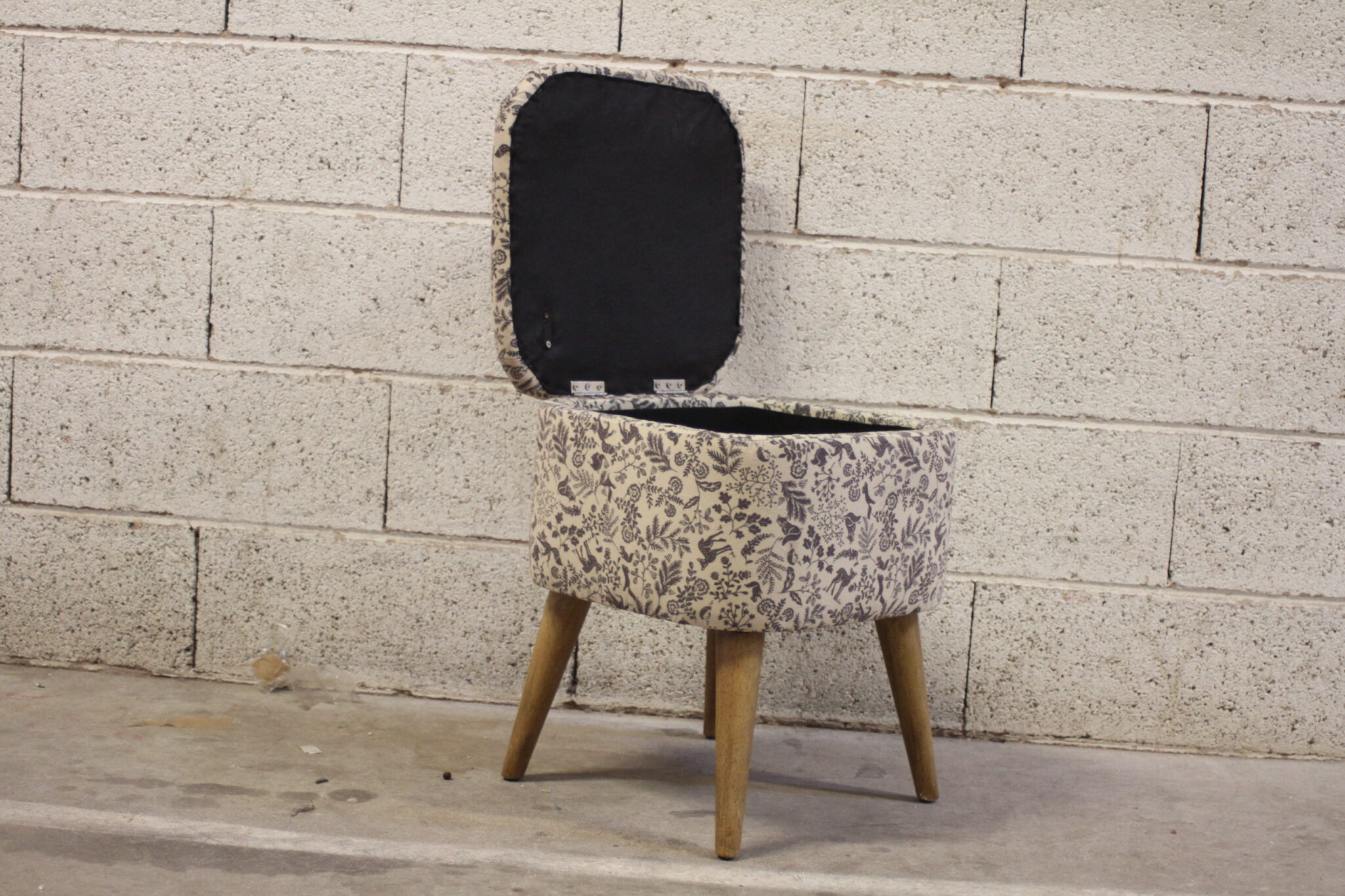 tabouret-coffre-bois-tissu-design-retro-mobilier-brocante-occasion-emmaus-scherwiller-etikette (2)