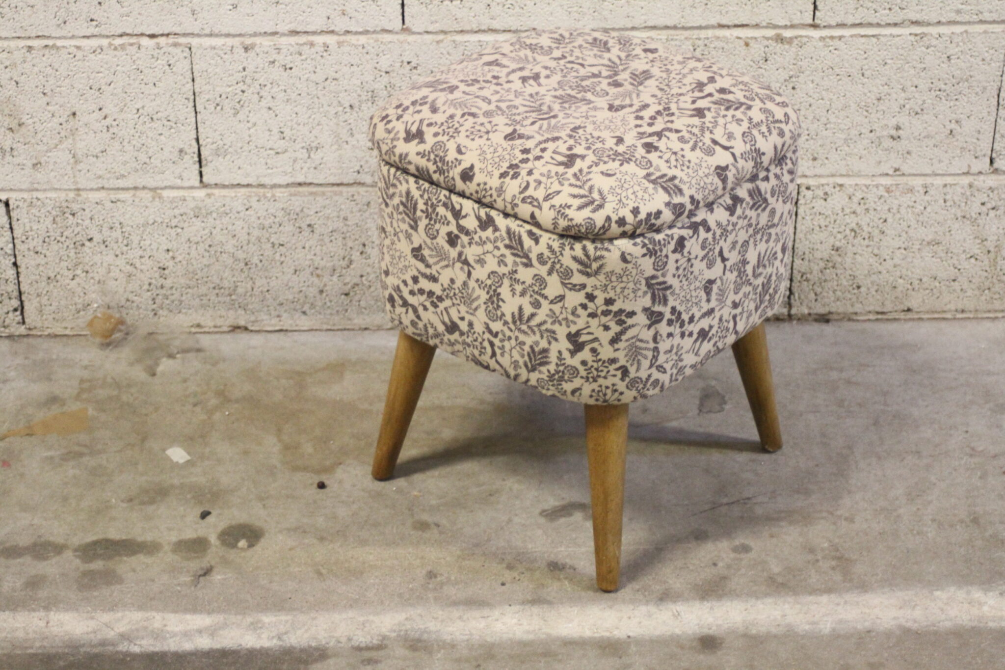 tabouret-coffre-bois-tissu-design-retro-mobilier-brocante-occasion-emmaus-scherwiller-etikette (3)