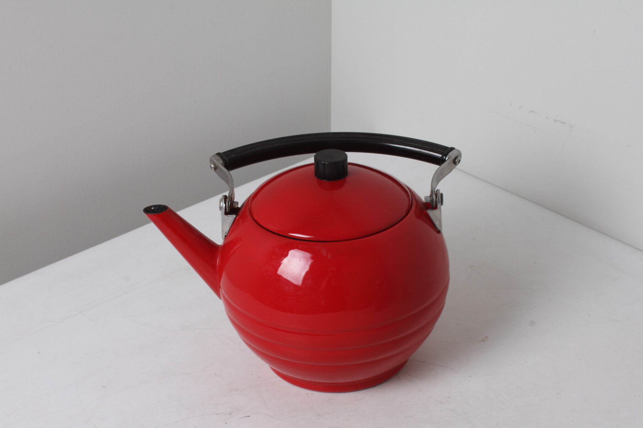 Théière industrielle en métal émaillé rouge (2)