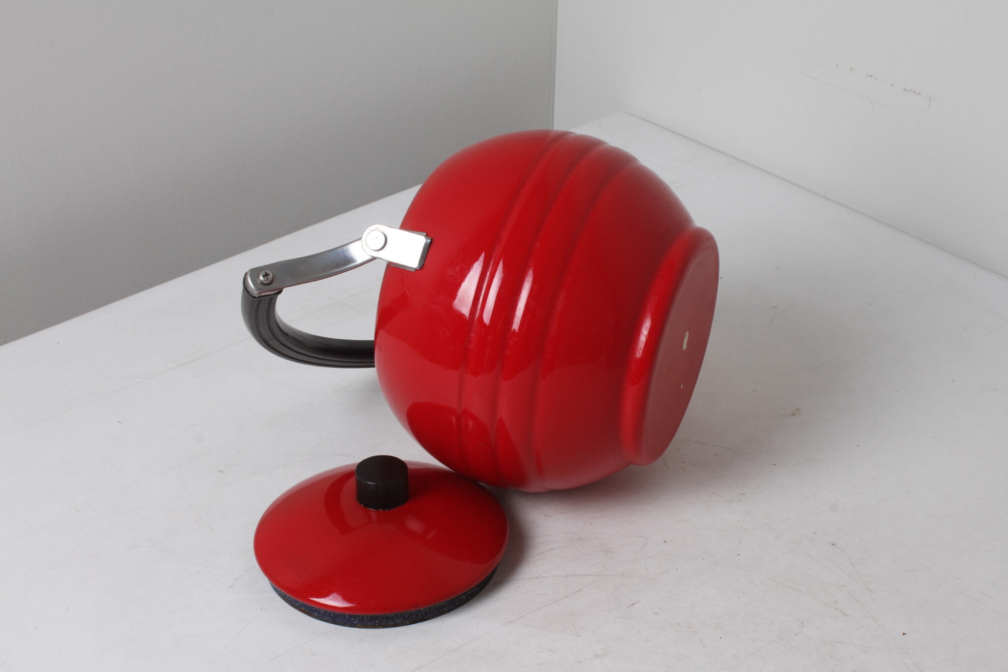 Théière industrielle en métal émaillé rouge (3)