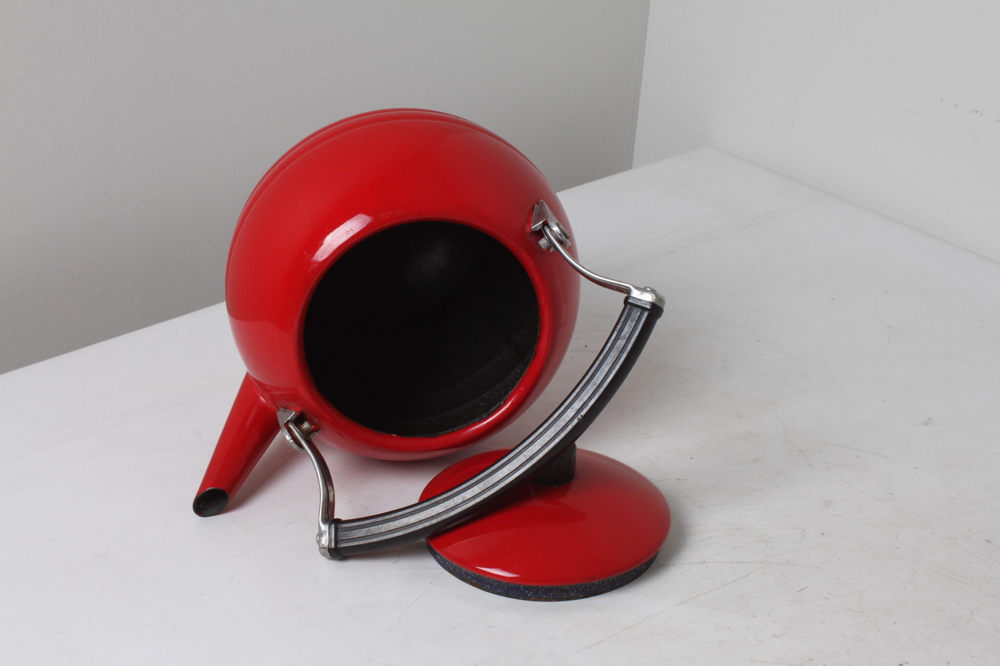 Théière industrielle en métal émaillé rouge (4)