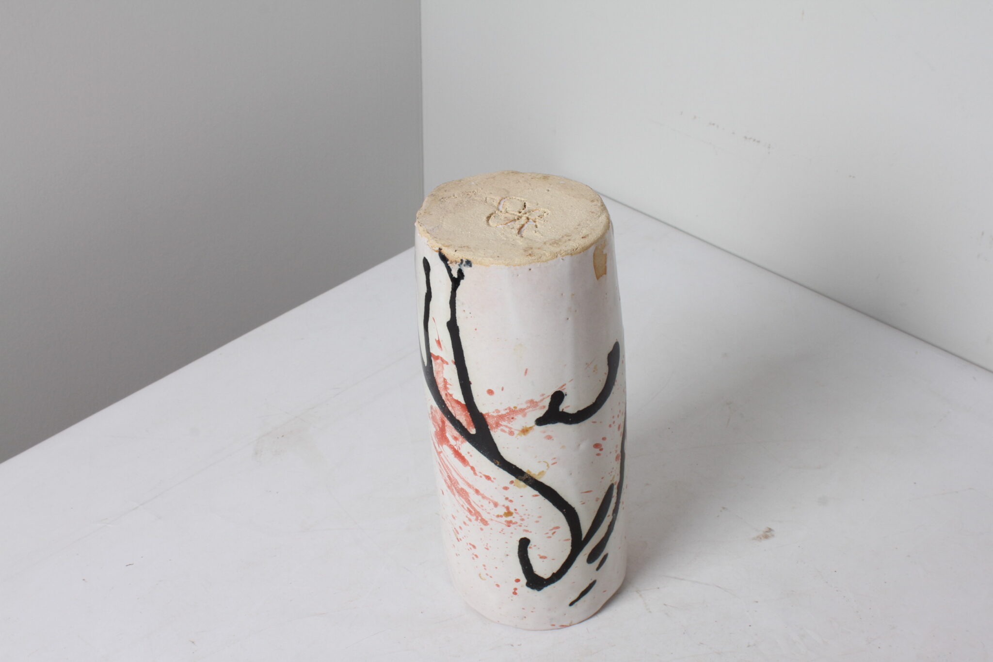 Vase contemporain blanc et rouge et noir motif abstrait (1)