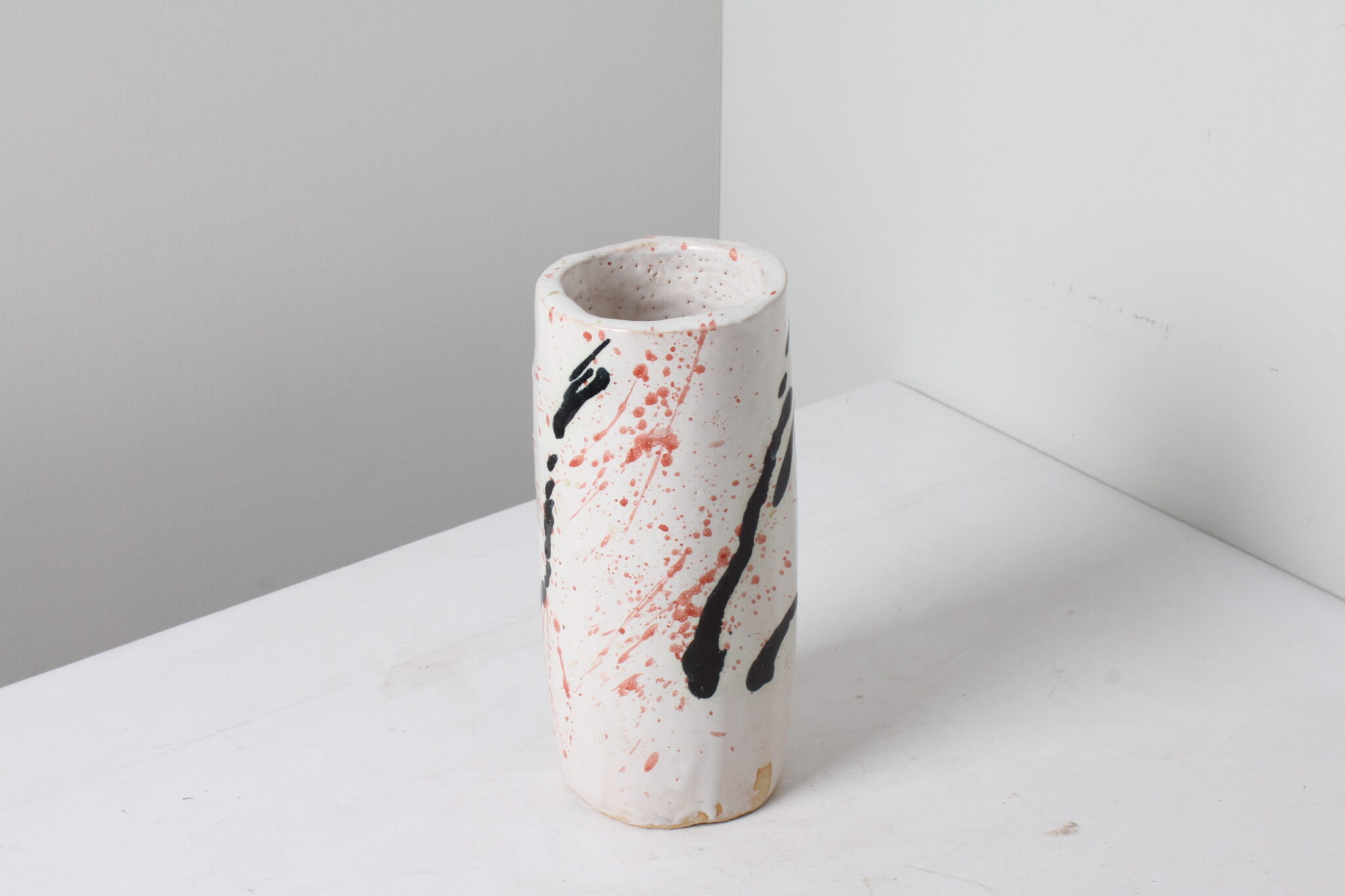 Vase contemporain blanc et rouge et noir motif abstrait (3)