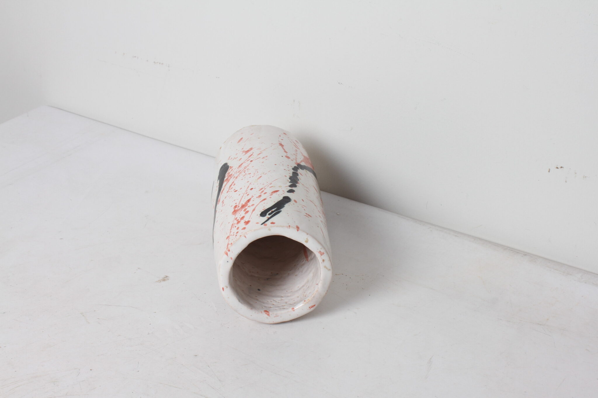 Vase contemporain blanc et rouge et noir motif abstrait (5)