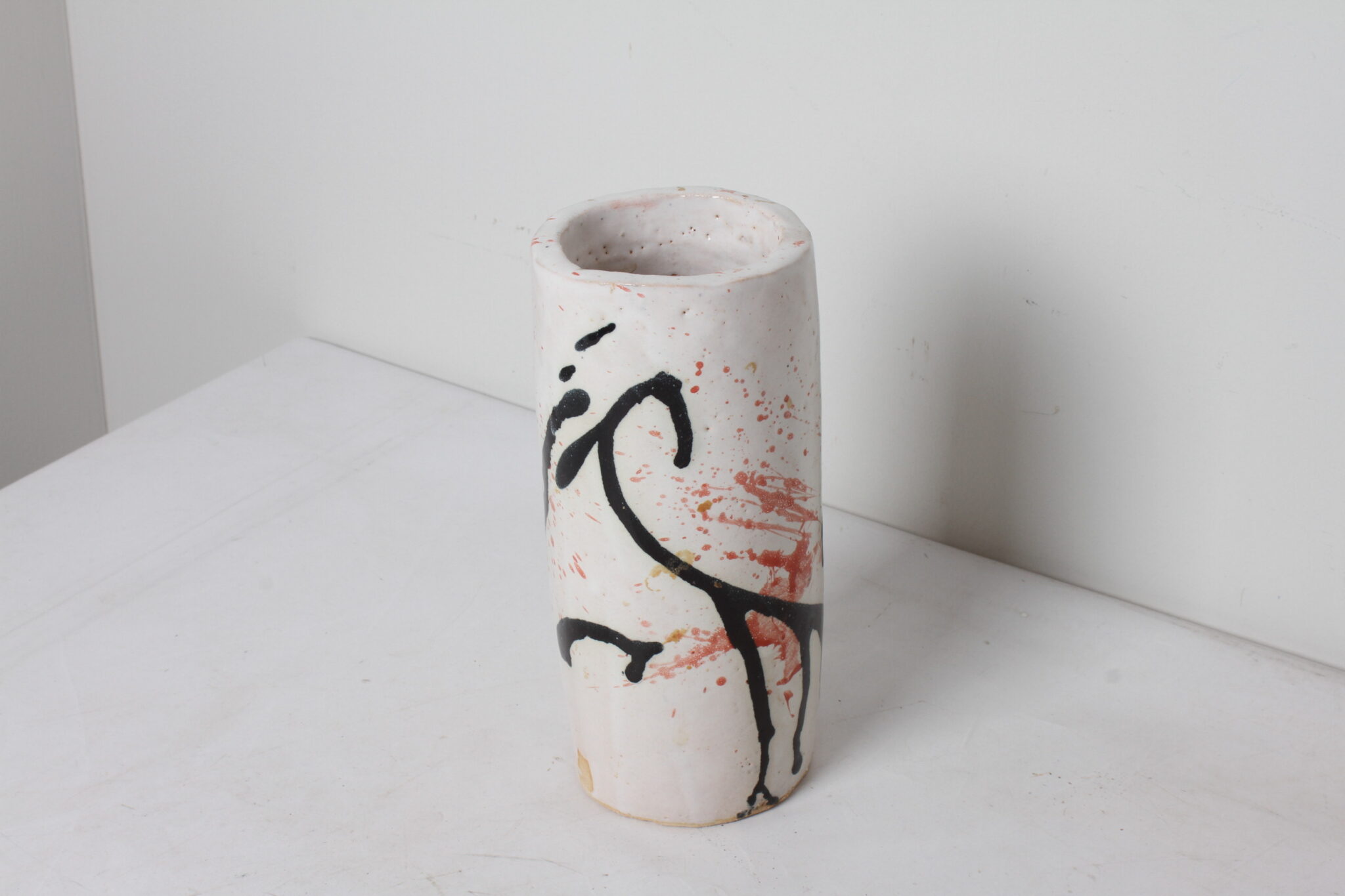 Vase contemporain blanc et rouge et noir motif abstrait (6)