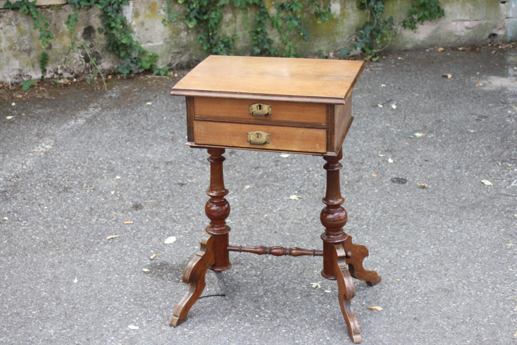 ancienne-console-travailleuse-d'epoque-en-bois-rare-piece-brocante-occasion-emmaus-scherwiller-etikette (2)