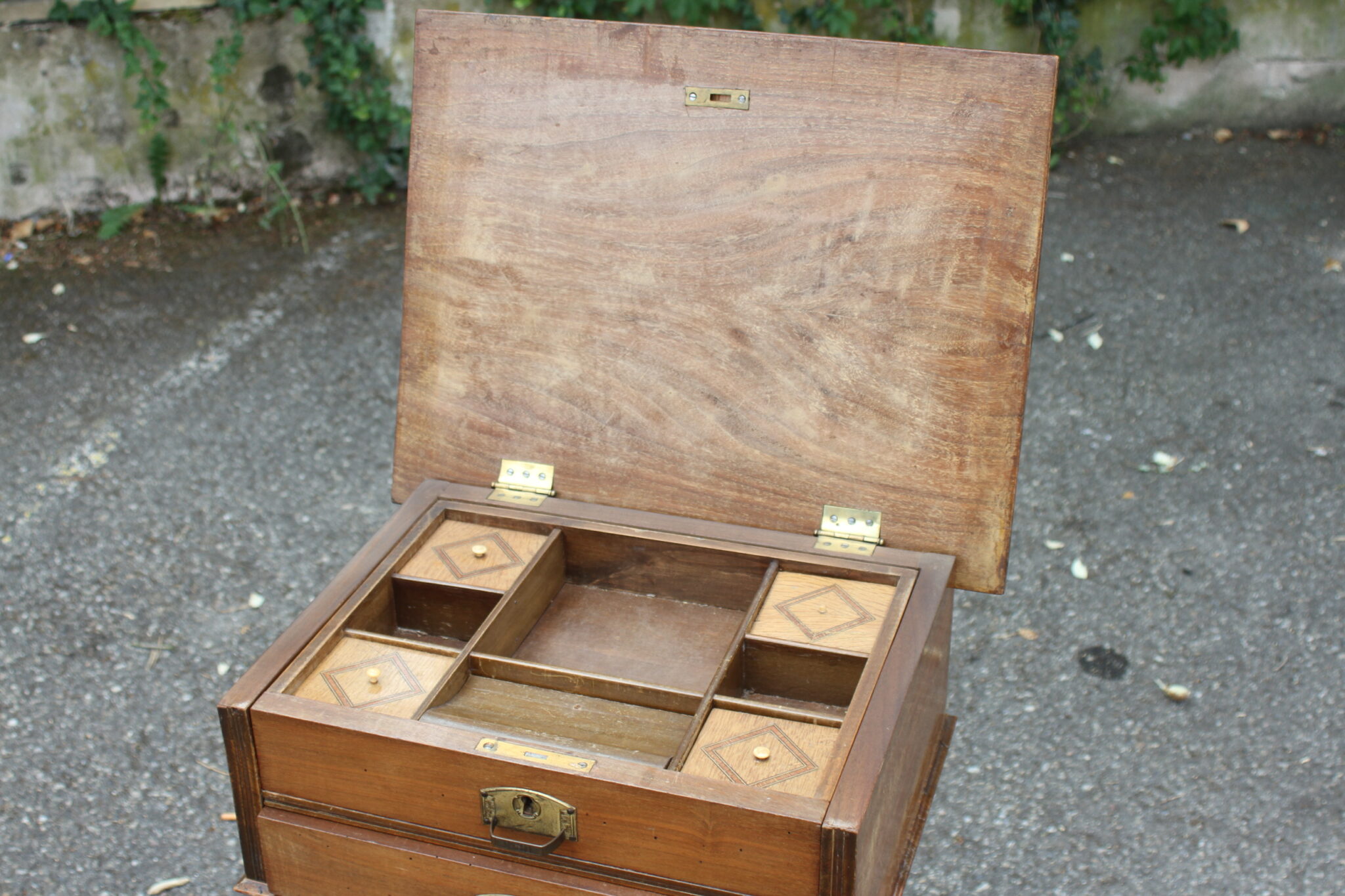 ancienne-console-travailleuse-d'epoque-en-bois-rare-piece-brocante-occasion-emmaus-scherwiller-etikette (5)