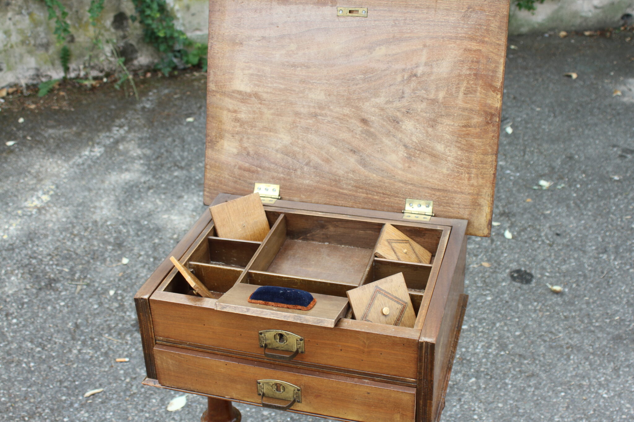 ancienne-console-travailleuse-d'epoque-en-bois-rare-piece-brocante-occasion-emmaus-scherwiller-etikette (6)