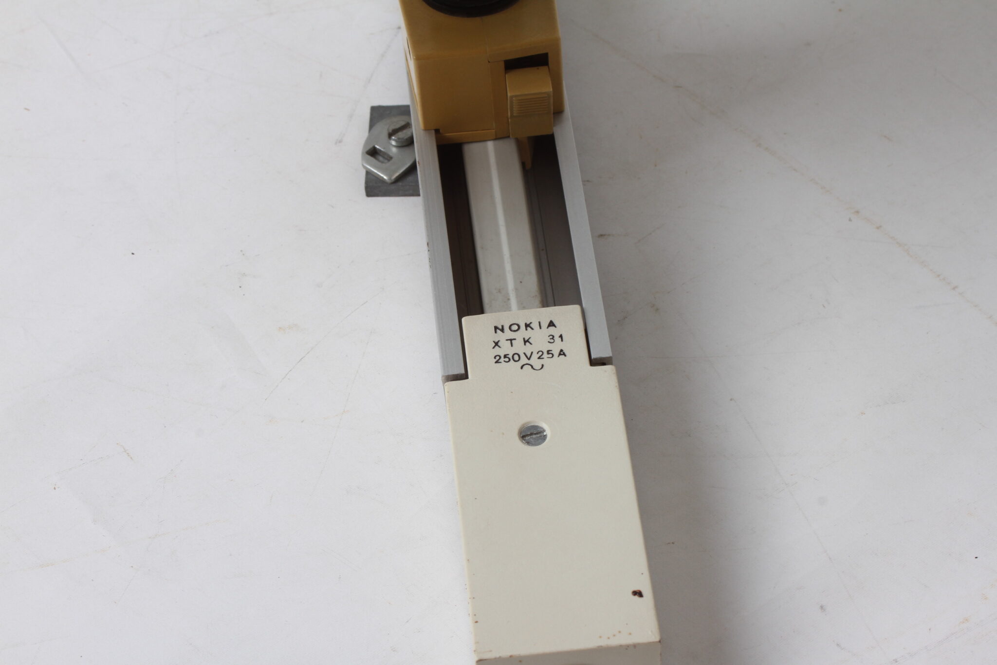 barre-rail-de-3-spots-cylindriques-vintage-metal-emaille-luminaires-brocante-occasion-emmaus-scherwiller-etikette (5)