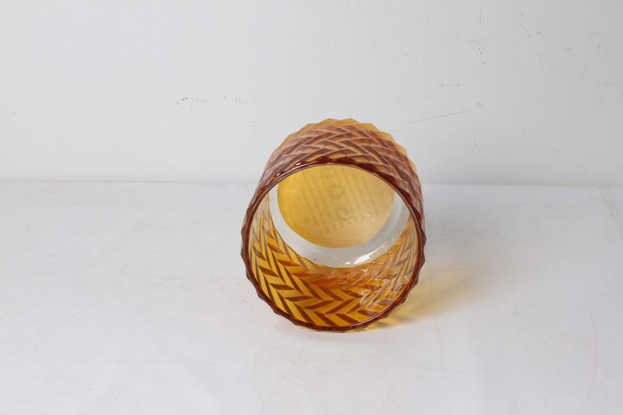 cache-pot-rond-au-design-vintage-en-verre-epais-orange-objets-deco-occasion-emmaus-scherwiller-etikette (1)