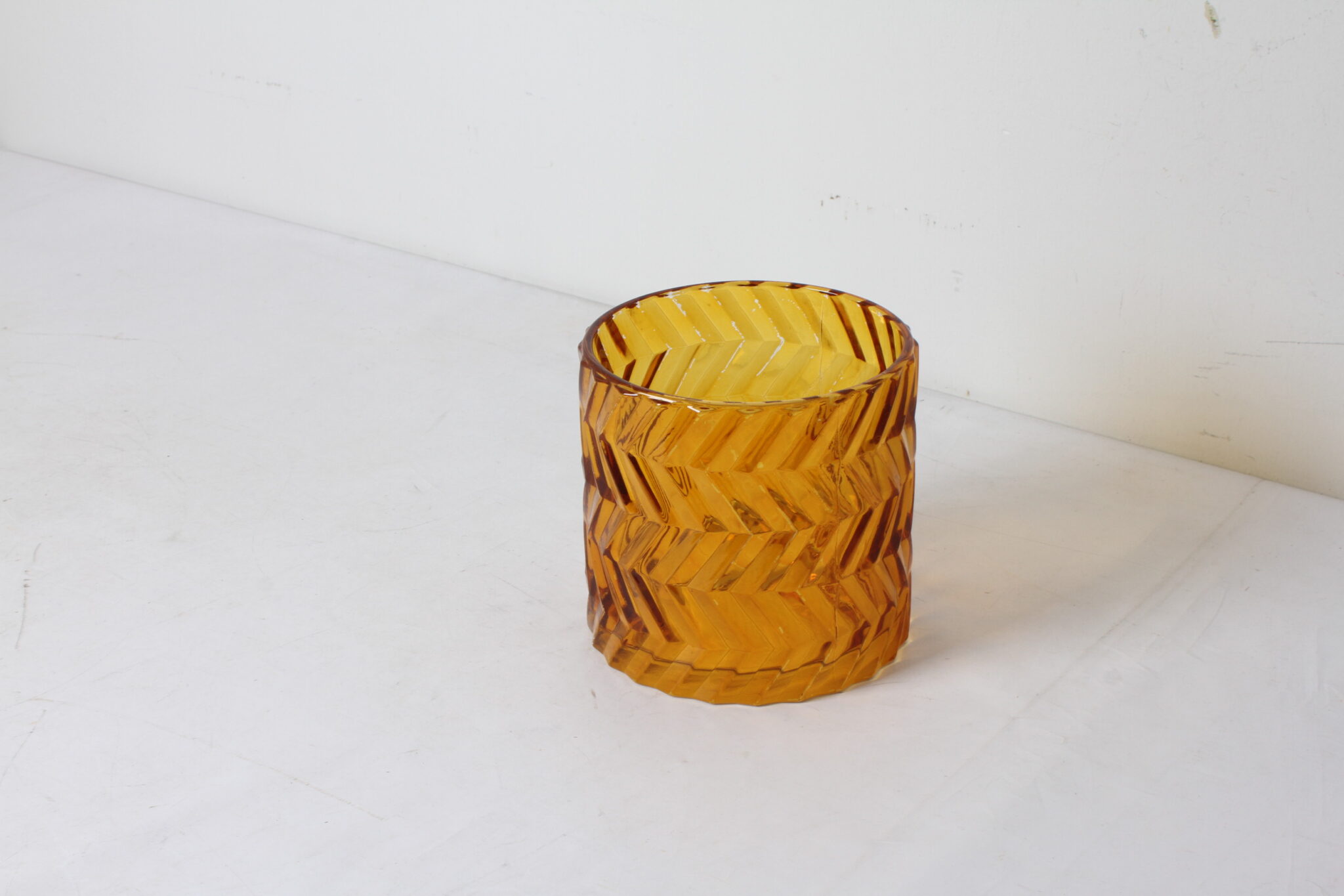 cache-pot-rond-au-design-vintage-en-verre-epais-orange-objets-deco-occasion-emmaus-scherwiller-etikette (2)