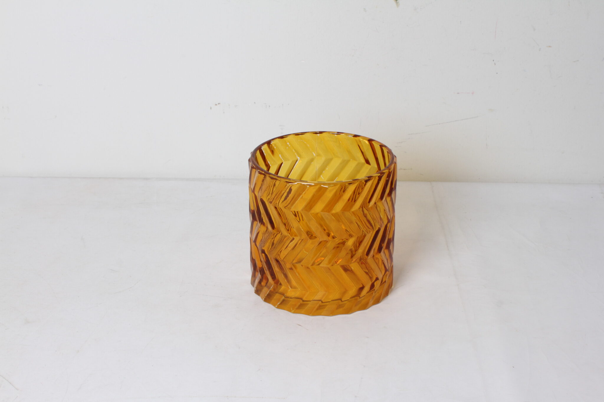 cache-pot-rond-au-design-vintage-en-verre-epais-orange-objets-deco-occasion-emmaus-scherwiller-etikette (3)