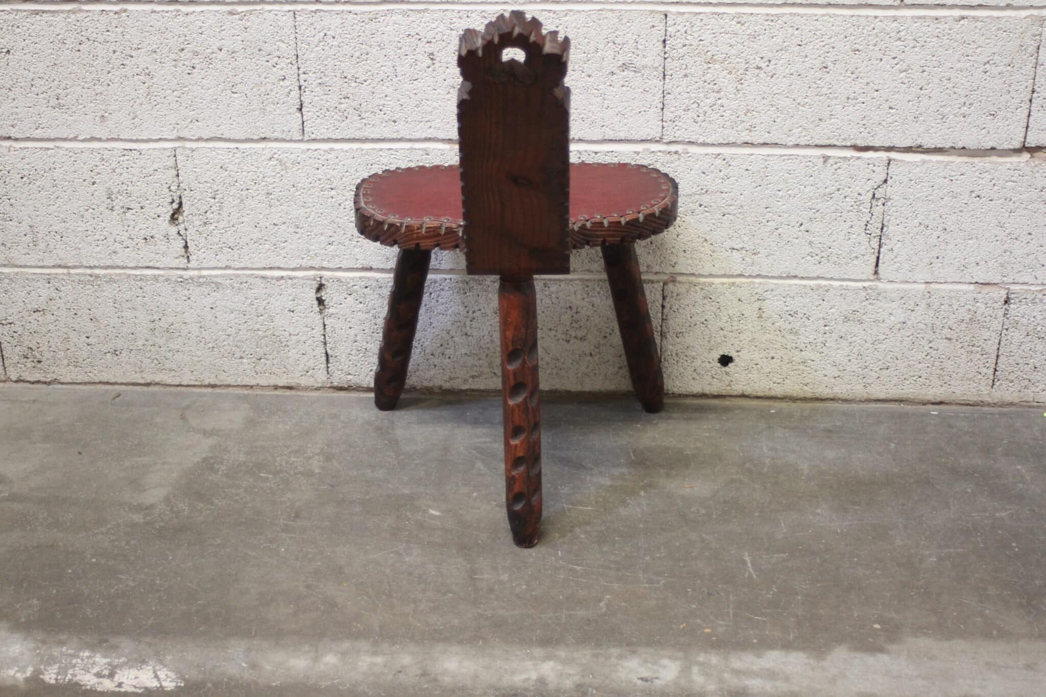 chaise-brutaliste-tripode-bois-sculpte-cuir-rouge-style-espagnol-mobilier-brocante-occasion-emmaus-scherwiller-etikette (1)