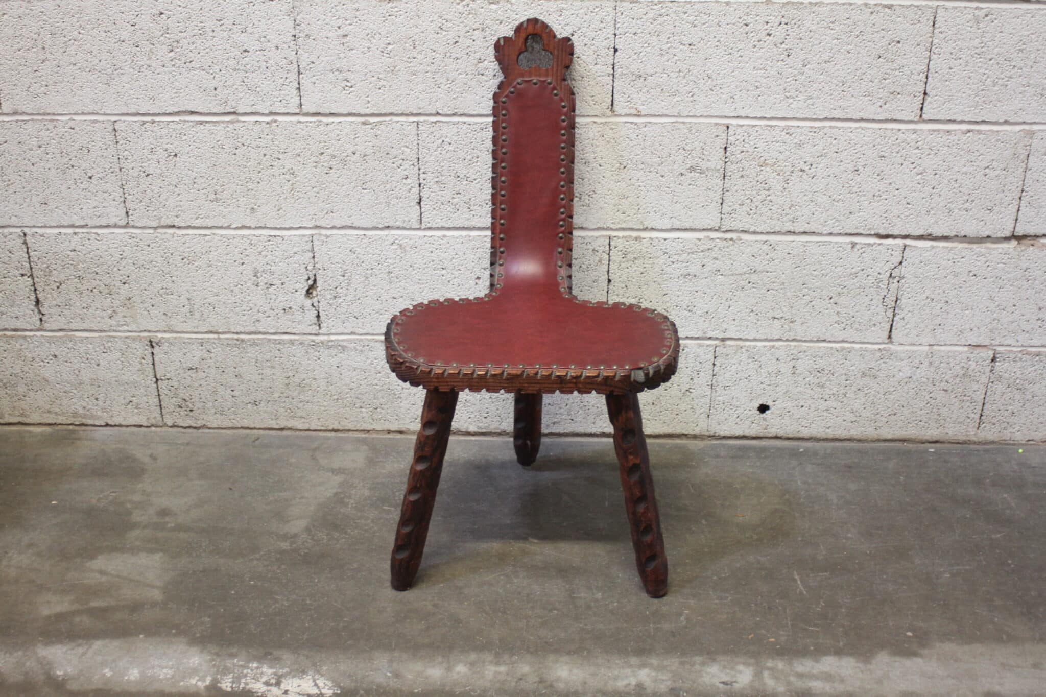 chaise-brutaliste-tripode-bois-sculpte-cuir-rouge-style-espagnol-mobilier-brocante-occasion-emmaus-scherwiller-etikette (2)