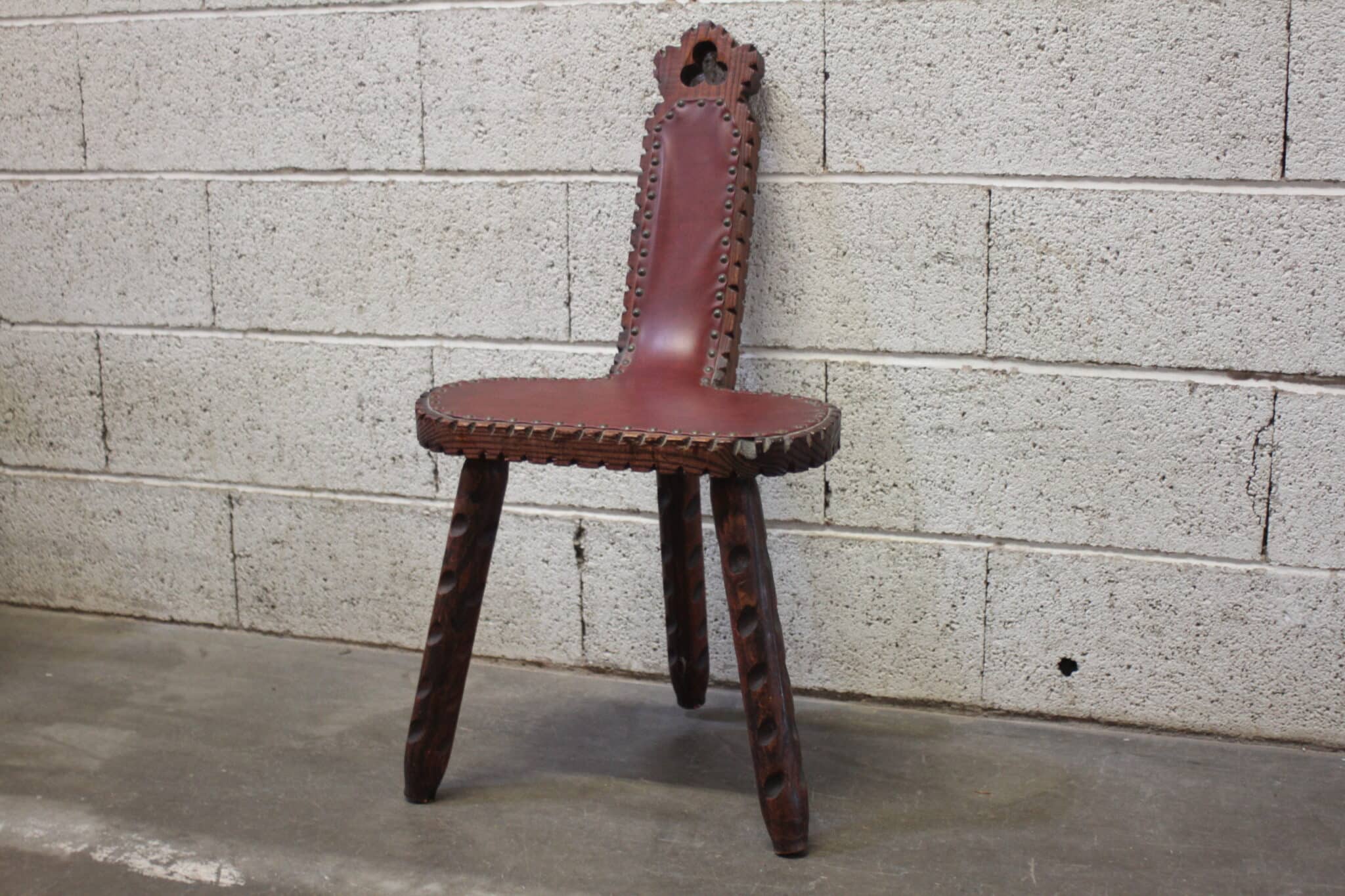 chaise-brutaliste-tripode-bois-sculpte-cuir-rouge-style-espagnol-mobilier-brocante-occasion-emmaus-scherwiller-etikette (3)