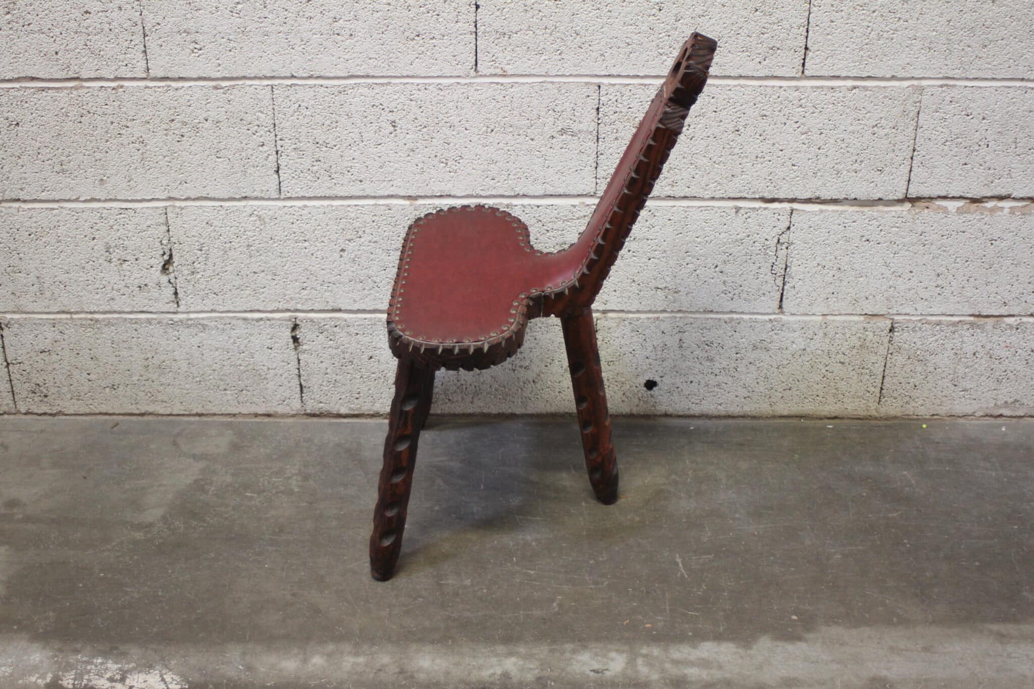 chaise-brutaliste-tripode-bois-sculpte-cuir-rouge-style-espagnol-mobilier-brocante-occasion-emmaus-scherwiller-etikette (4)