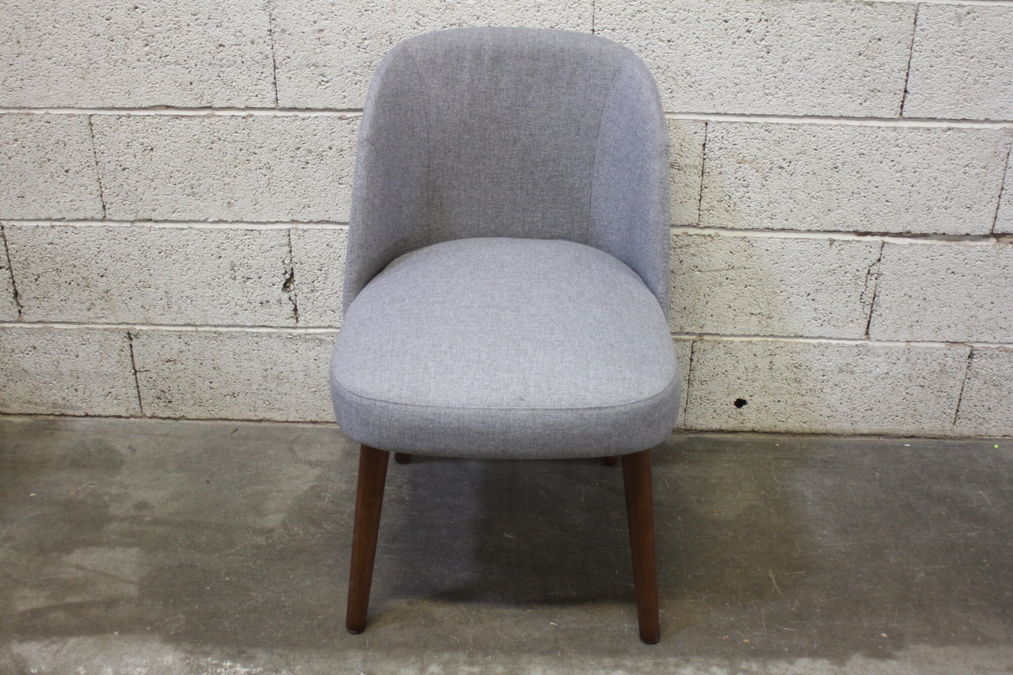 chaise-en-mousse-et-tissu-gris-chine-pieds-bois-mobilier-occasion-emmaus-scherwiller-etikette (2)