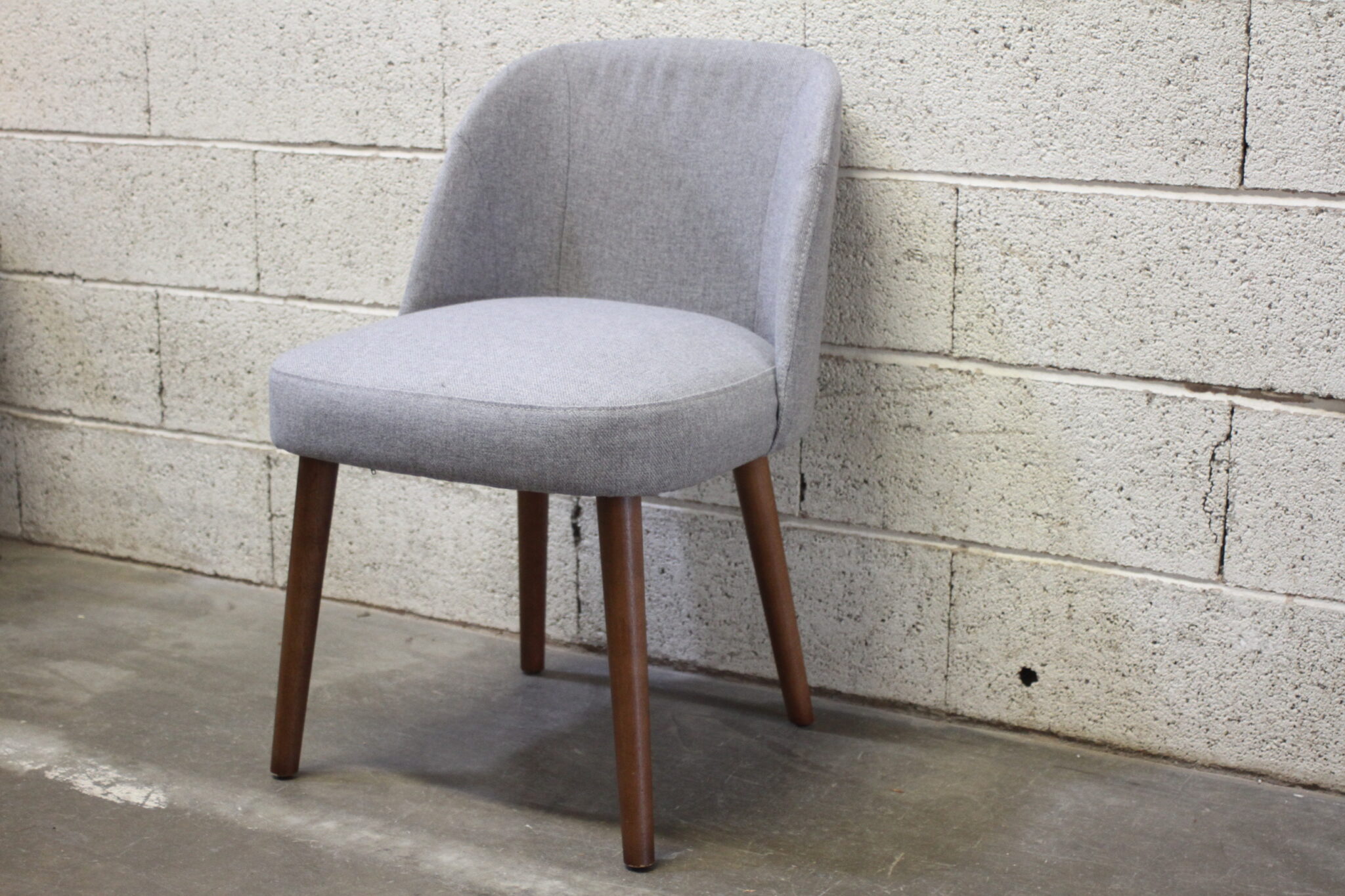 chaise-en-mousse-et-tissu-gris-chine-pieds-bois-mobilier-occasion-emmaus-scherwiller-etikette (3)
