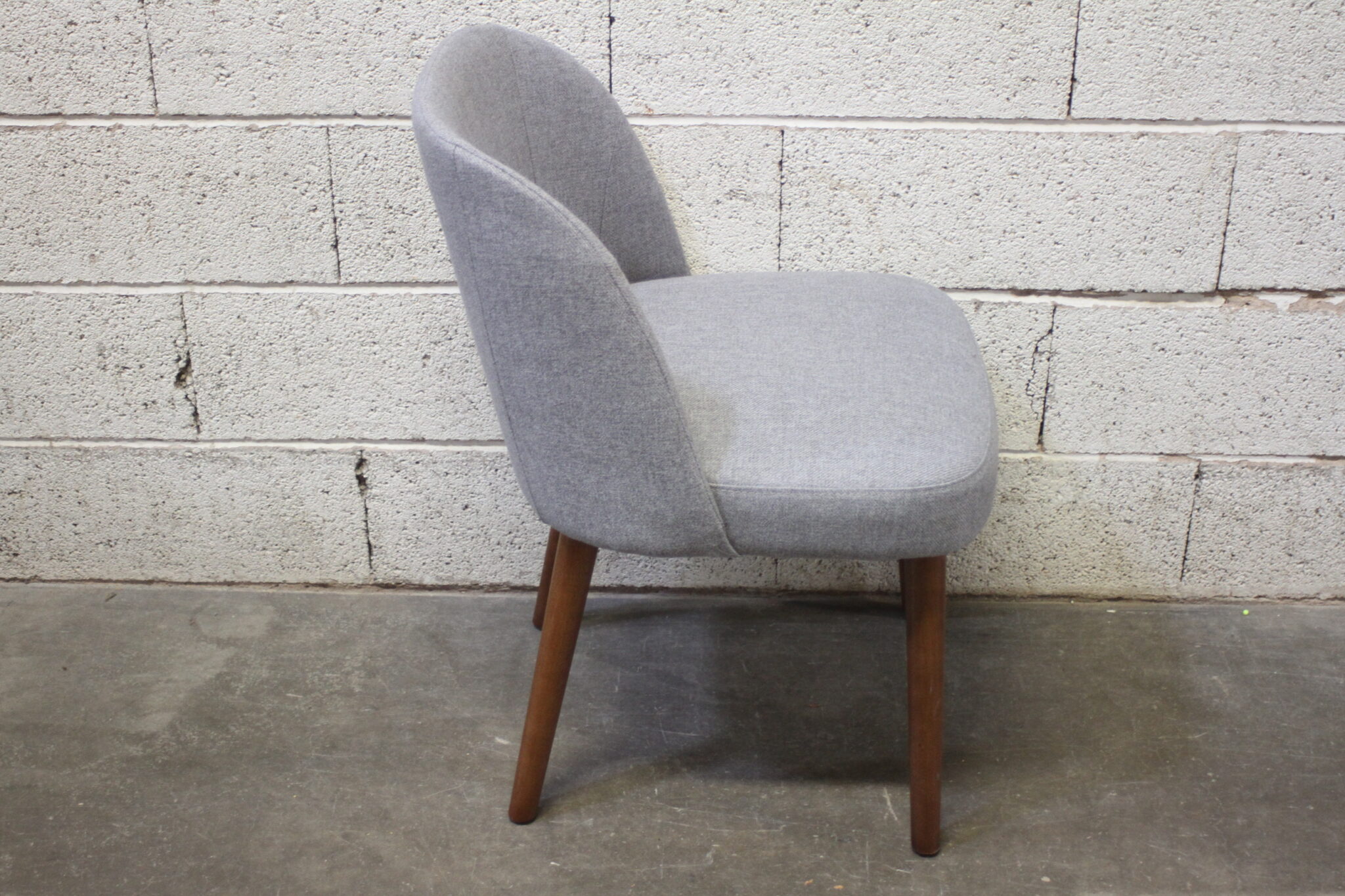 chaise-en-mousse-et-tissu-gris-chine-pieds-bois-mobilier-occasion-emmaus-scherwiller-etikette (4)
