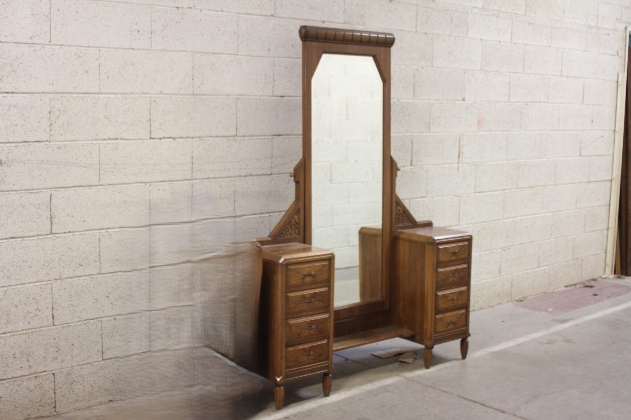 coiffeuse-psyche-art-deco-et-son-chevet-bois-sur-pieds-mobilier-brocante-occasion-emmaus-scherwiller-etikette-1