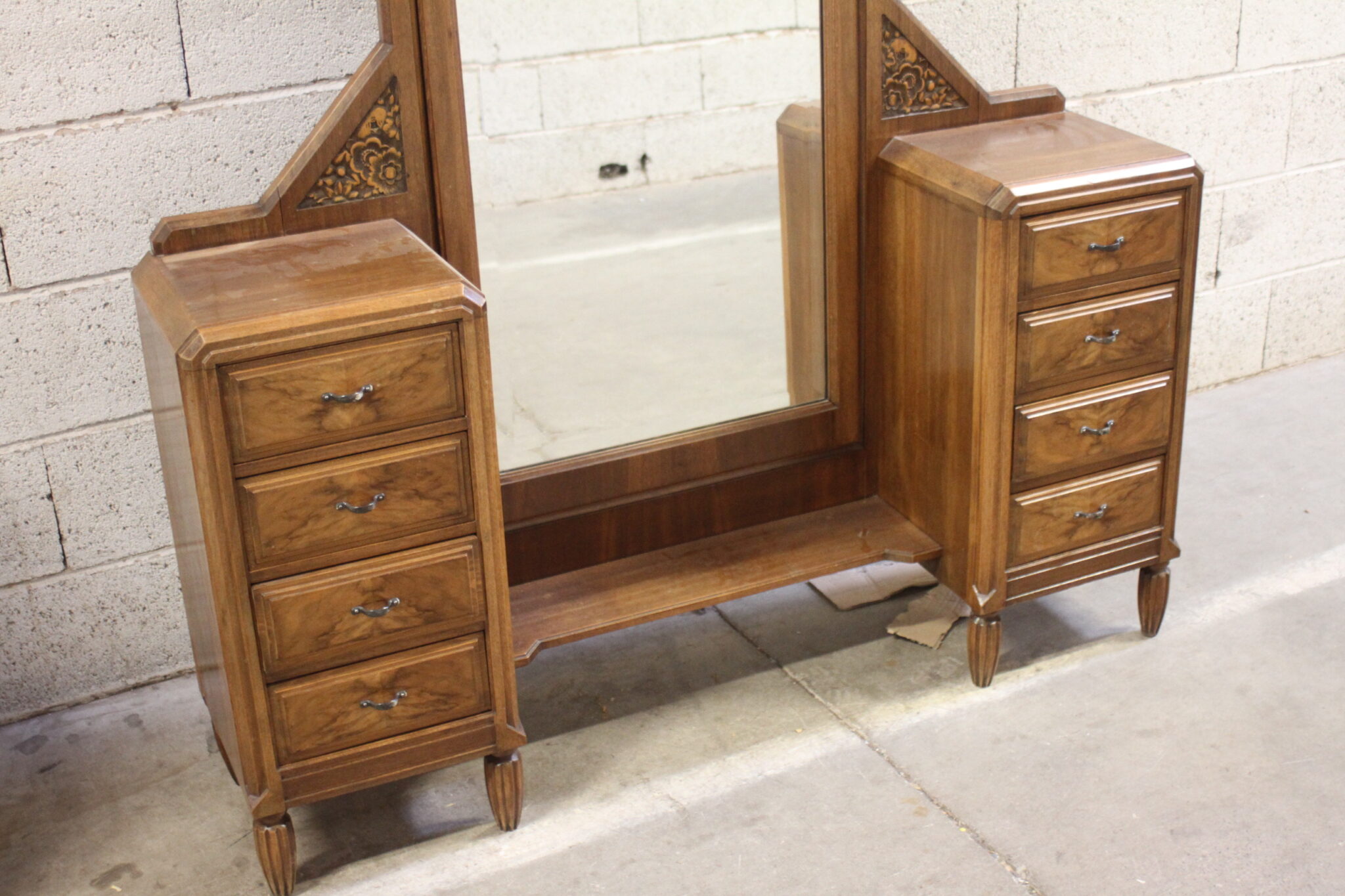 coiffeuse-psyche-art-deco-et-son-chevet-bois-sur-pieds-mobilier-brocante-occasion-emmaus-scherwiller-etikette-2