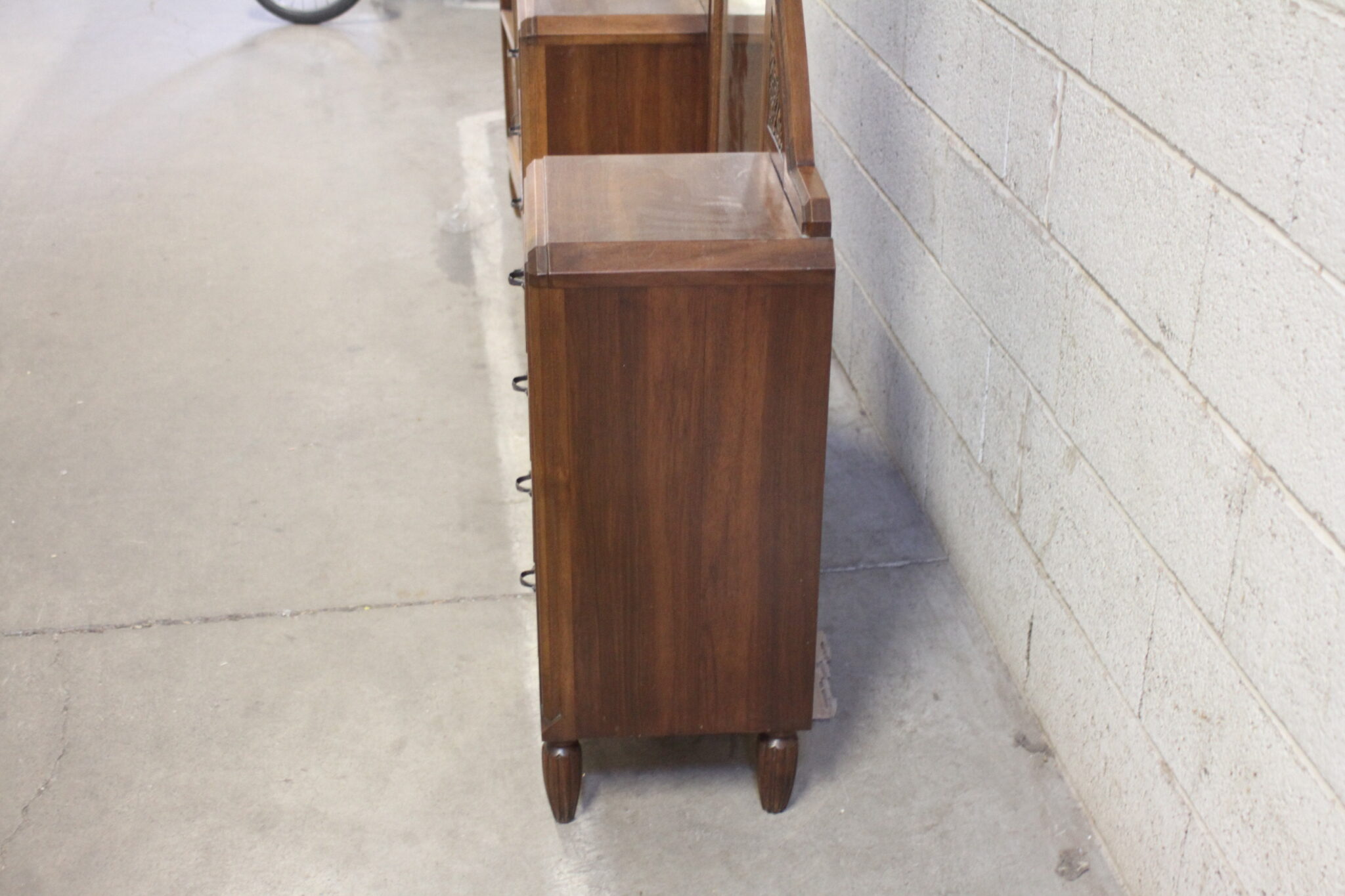 coiffeuse-psyche-art-deco-et-son-chevet-bois-sur-pieds-mobilier-brocante-occasion-emmaus-scherwiller-etikette-4