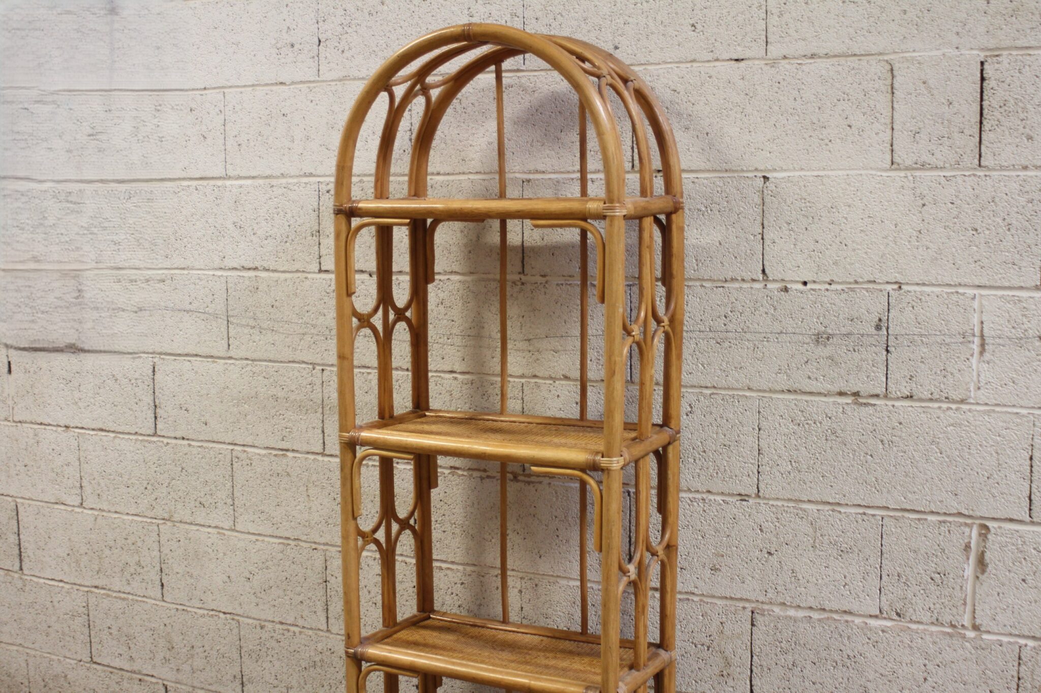 etagere-vintage-4-niveaux-en-rotin-mobilier-brocante-occasion-emmaus-scherwiller-etikette (1)