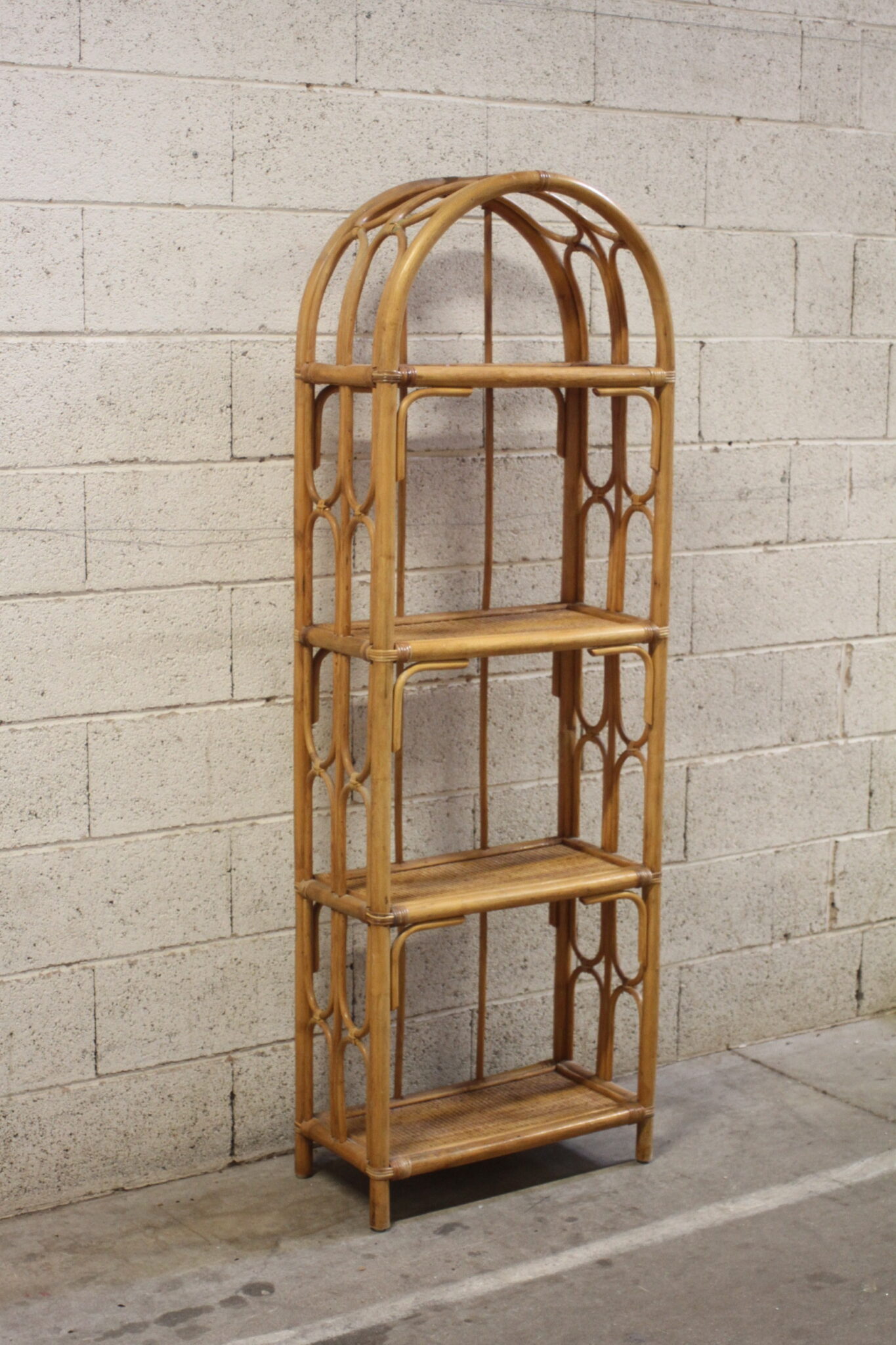 etagere-vintage-4-niveaux-en-rotin-mobilier-brocante-occasion-emmaus-scherwiller-etikette (2)