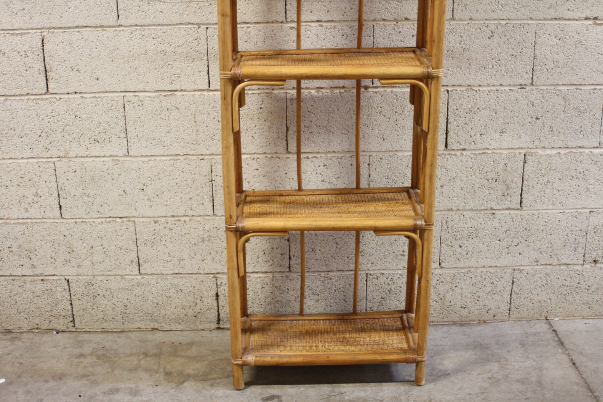 etagere-vintage-4-niveaux-en-rotin-mobilier-brocante-occasion-emmaus-scherwiller-etikette (3)