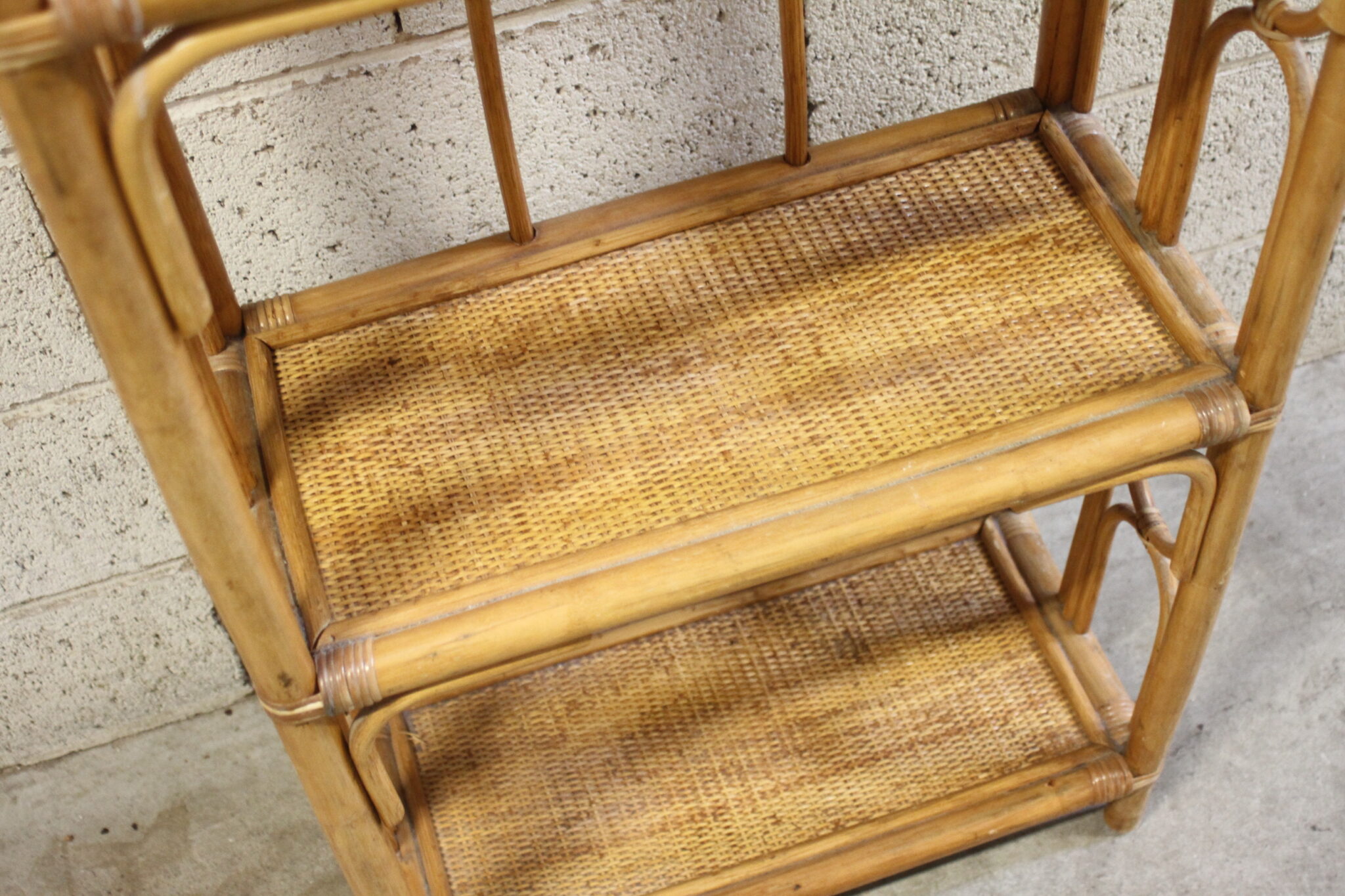 etagere-vintage-4-niveaux-en-rotin-mobilier-brocante-occasion-emmaus-scherwiller-etikette (4)