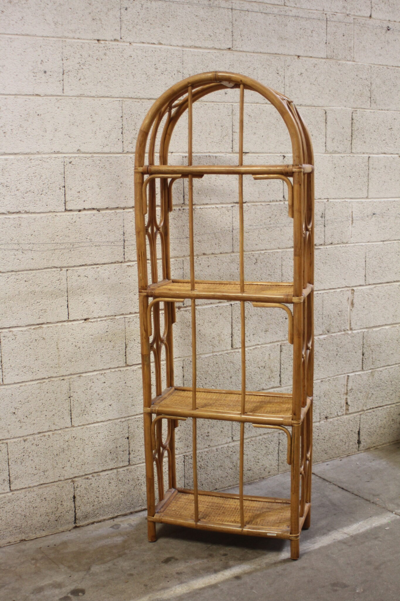 etagere-vintage-4-niveaux-en-rotin-mobilier-brocante-occasion-emmaus-scherwiller-etikette (5)