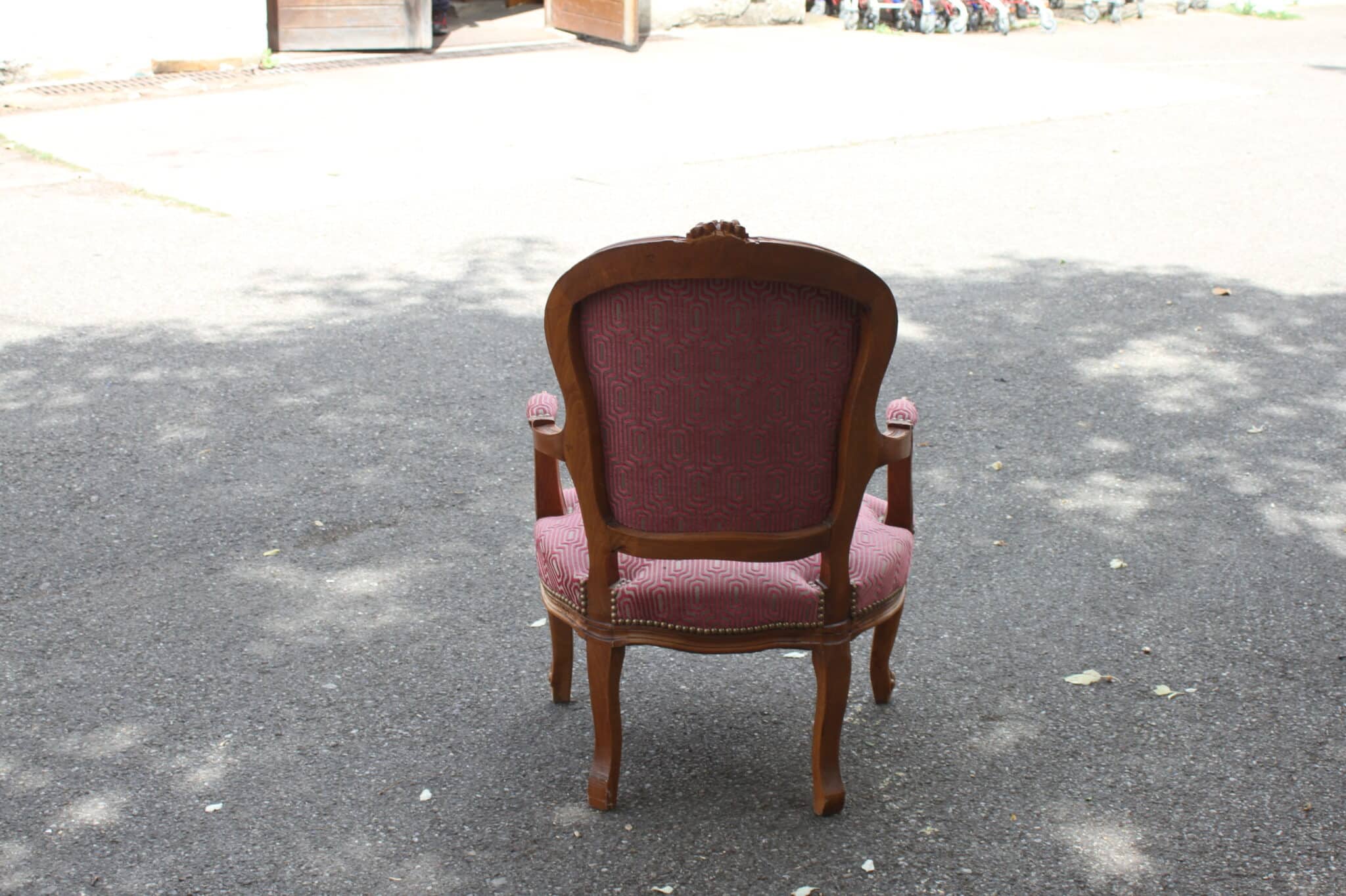 fauteuil-cabriolet-style-louis-xv-bois-sculpte-tapisserie-velours-cloutee-assise-ressorts-mobilier-brocante-occasion-emmaus-scherwiller-etikette (1)