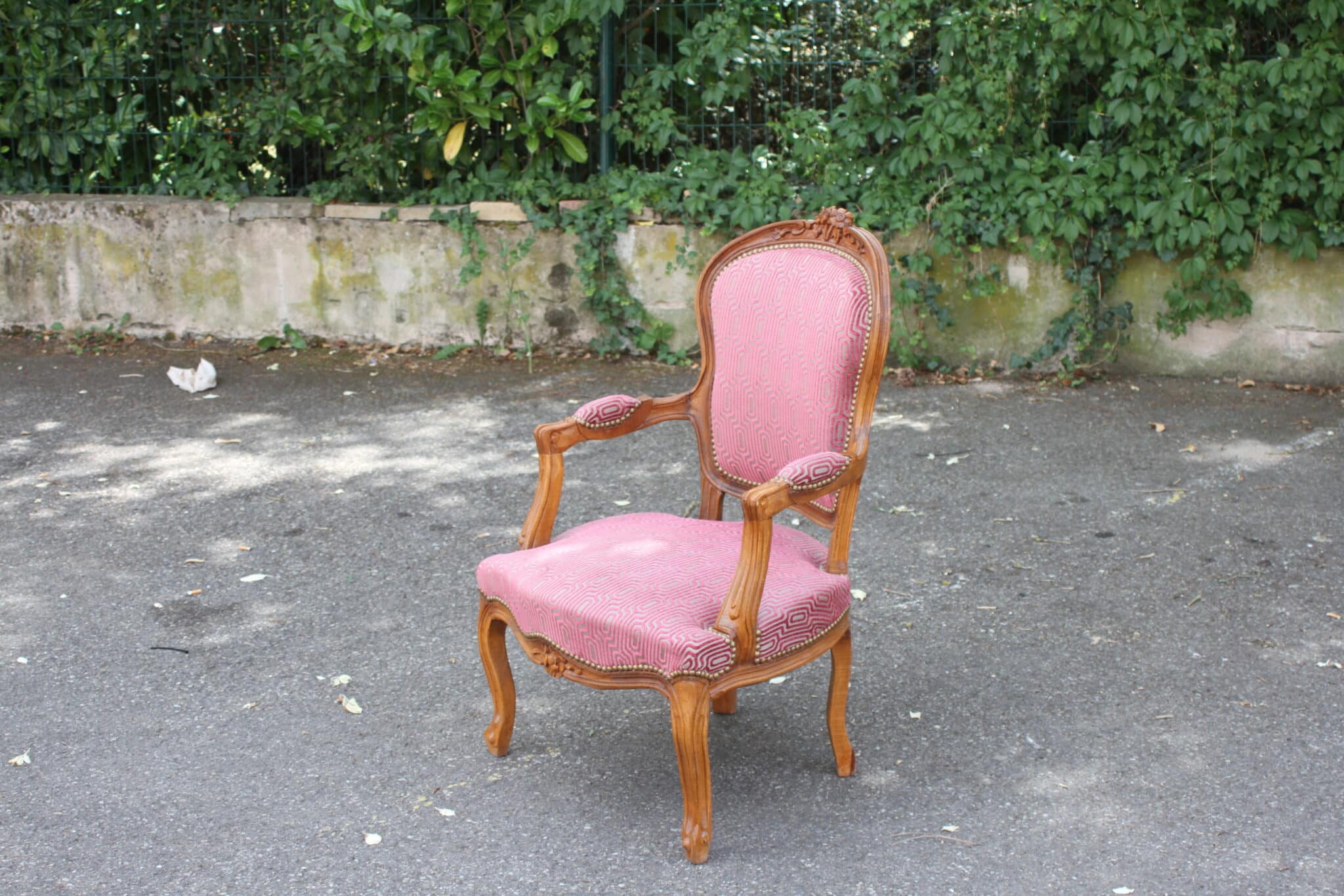 fauteuil-cabriolet-style-louis-xv-bois-sculpte-tapisserie-velours-cloutee-assise-ressorts-mobilier-brocante-occasion-emmaus-scherwiller-etikette (2)