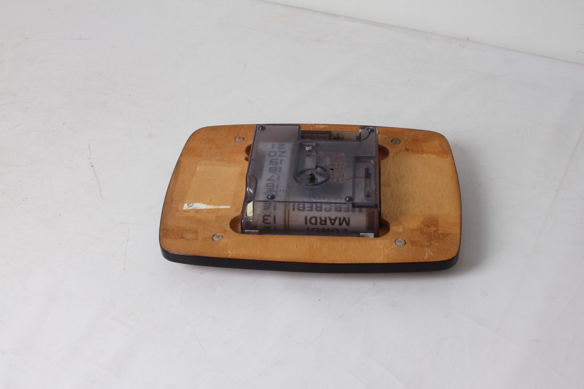 horloge-murale-vintage-formica-vedette-jour-date-objets-deco-brocante-occasion-emmaus-scherwiller-etikette (1)