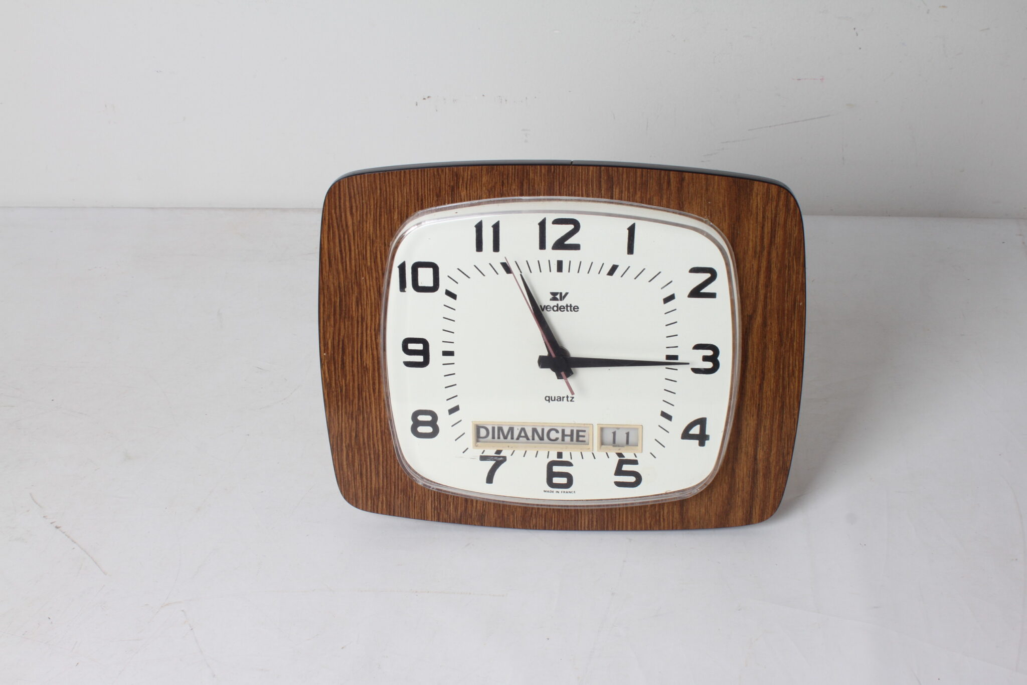 horloge-murale-vintage-formica-vedette-jour-date-objets-deco-brocante-occasion-emmaus-scherwiller-etikette (2)