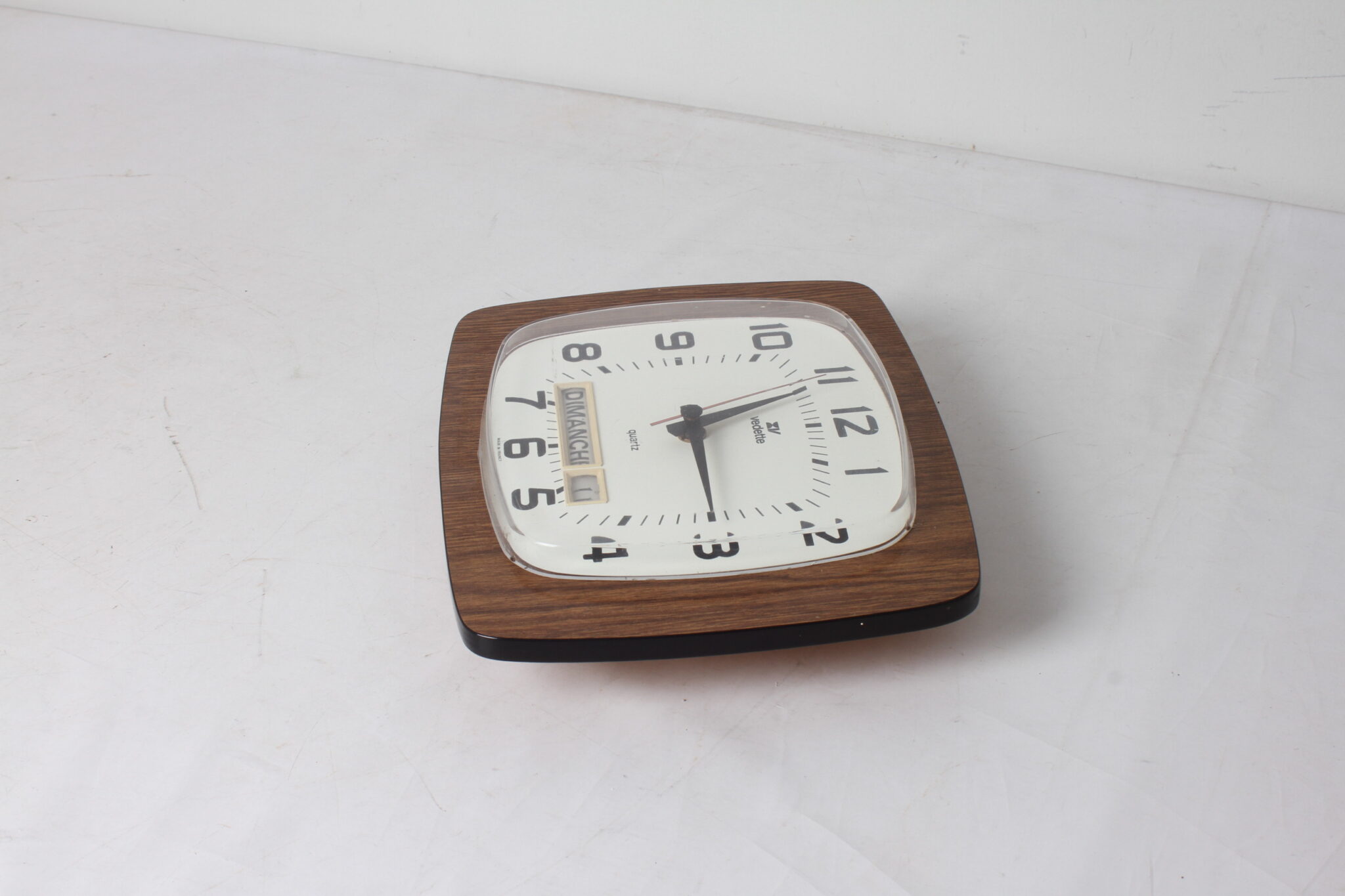 horloge-murale-vintage-formica-vedette-jour-date-objets-deco-brocante-occasion-emmaus-scherwiller-etikette (3)
