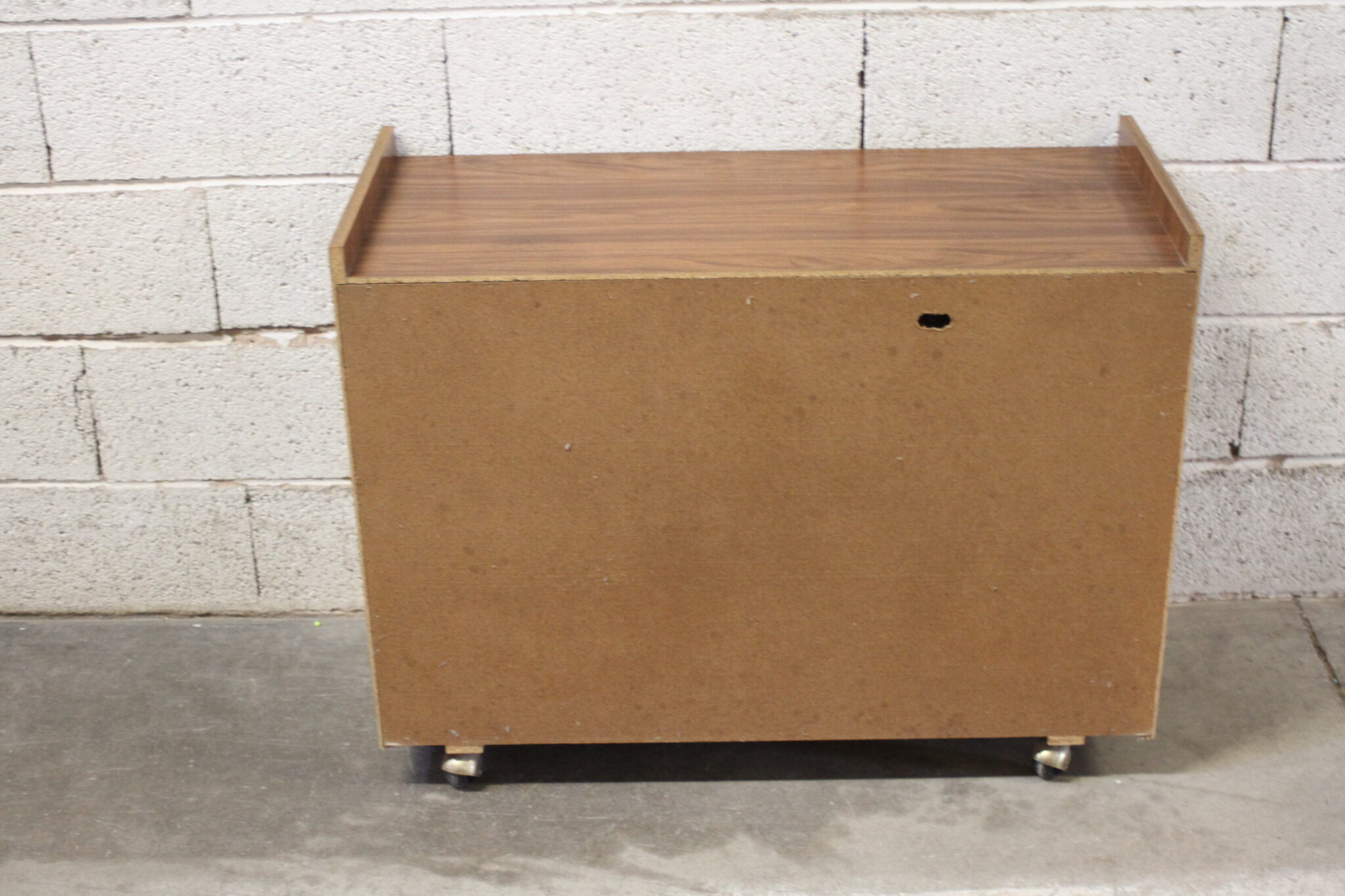 meuble-tv-hifi-vintage-sur-roulettes-bois-formica-orange-dore-mobilier-brocante-occasion-emmaus-scherwiller-etikette (1)