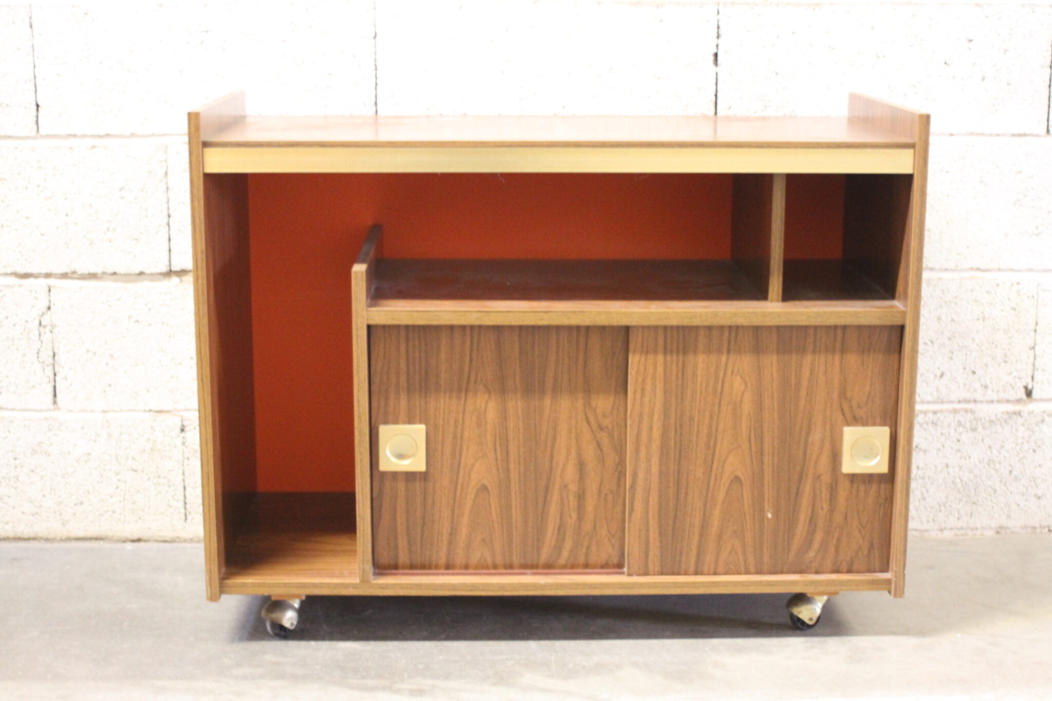 meuble-tv-hifi-vintage-sur-roulettes-bois-formica-orange-dore-mobilier-brocante-occasion-emmaus-scherwiller-etikette (2)