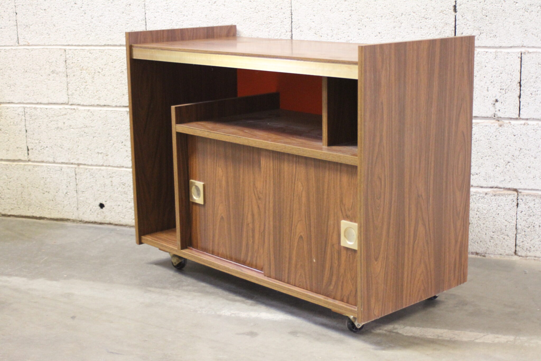 meuble-tv-hifi-vintage-sur-roulettes-bois-formica-orange-dore-mobilier-brocante-occasion-emmaus-scherwiller-etikette (3)