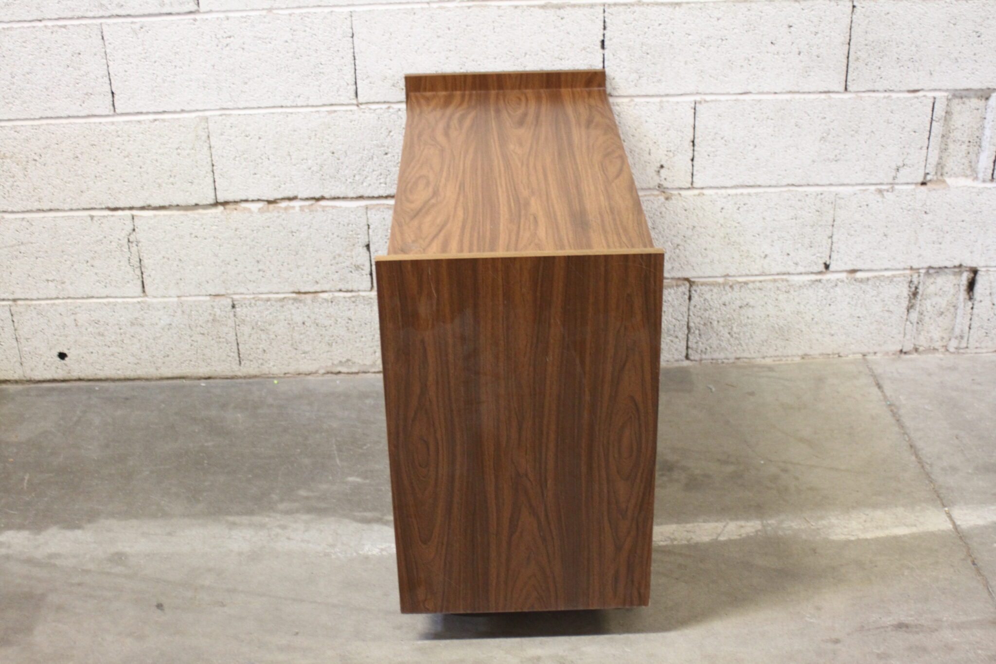 meuble-tv-hifi-vintage-sur-roulettes-bois-formica-orange-dore-mobilier-brocante-occasion-emmaus-scherwiller-etikette (4)